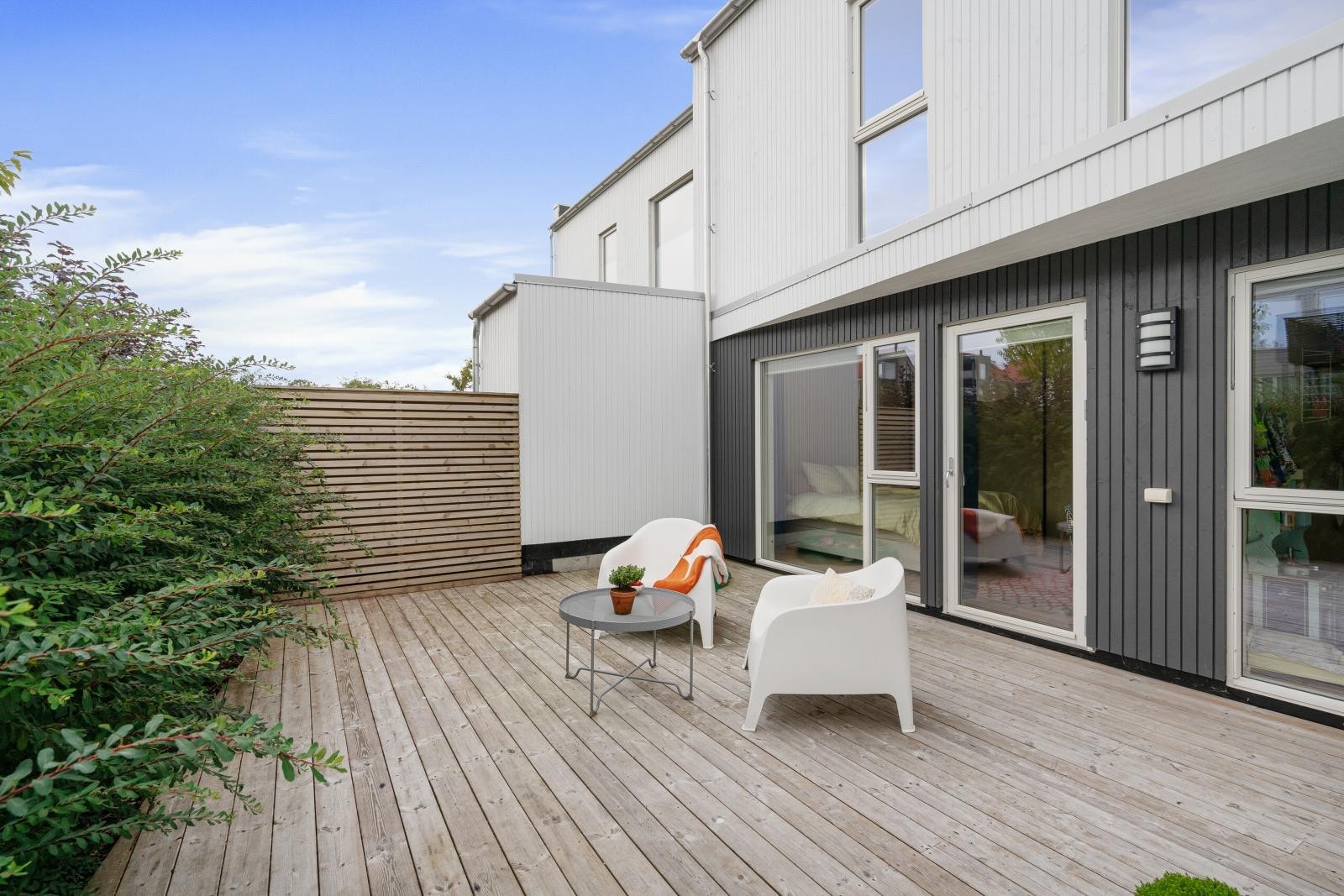 Terrassen ligger lunt og skjermet til og er et kjekt lekeområde for barna. Galleribilde