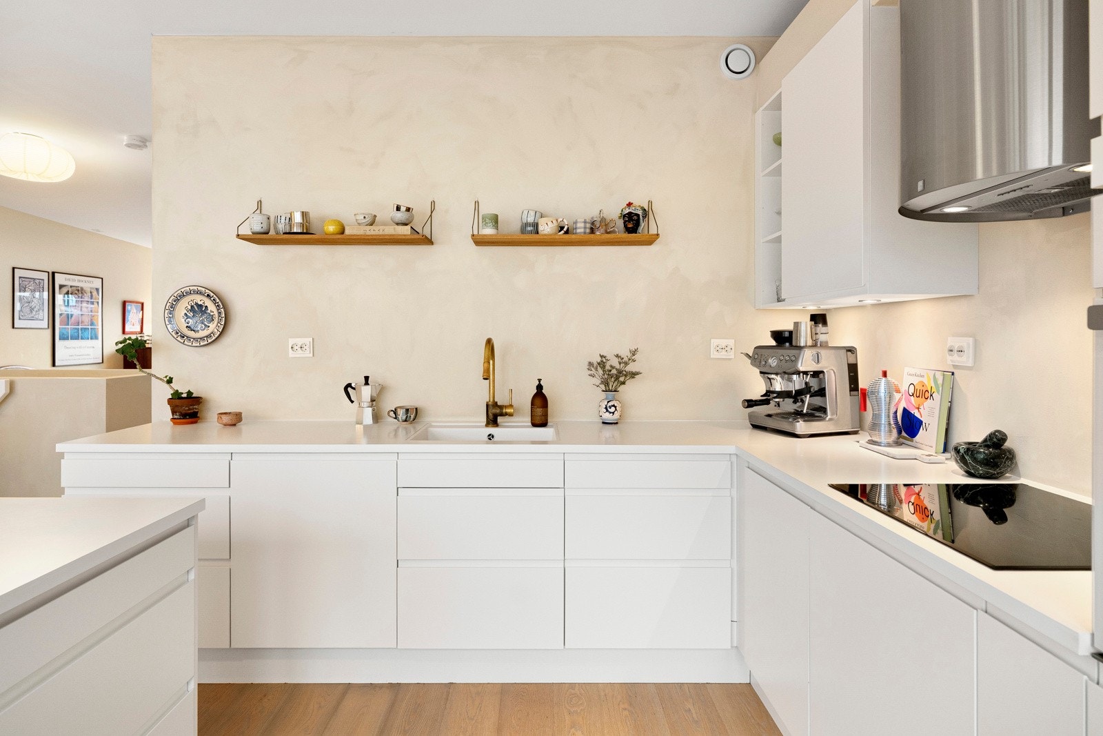 Integrert kjøleskap, oppvaskmaskin, platetopp og stekeovn. Det er installert vannstoppsystem og komfyrvakt for en trygg og effektiv hverdag. Galleribilde