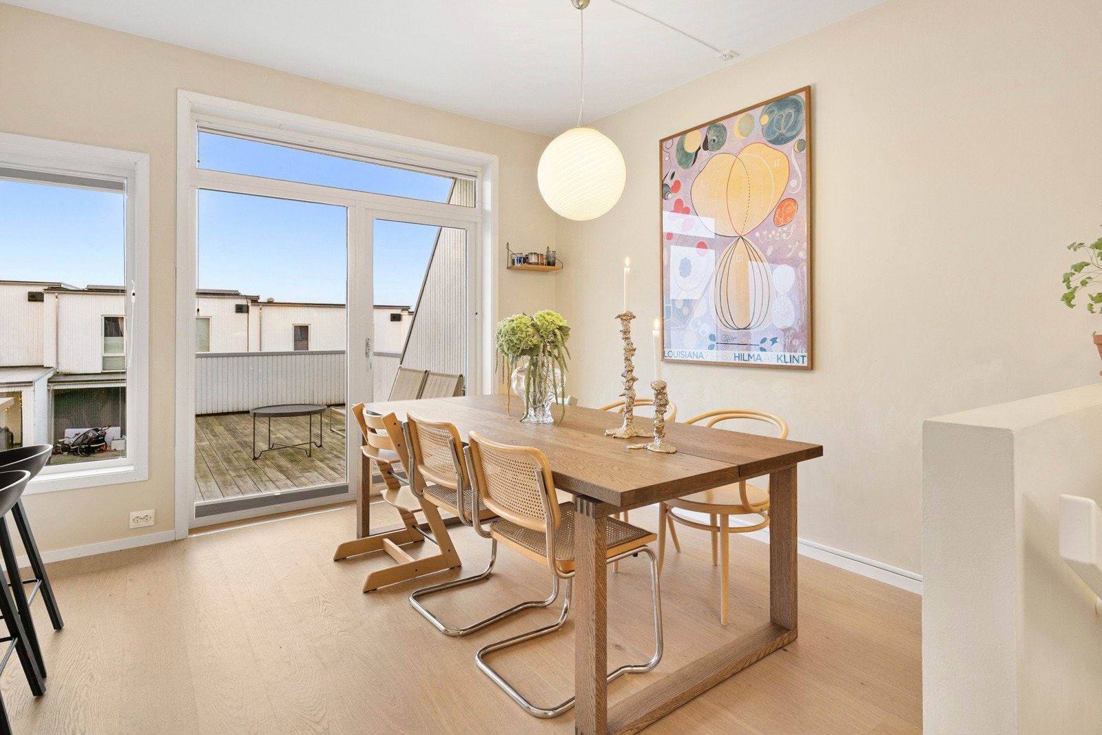 Fra kjøkken/stue har man utgang til en herlig balkong som kan nytes hele dagen. Galleribilde