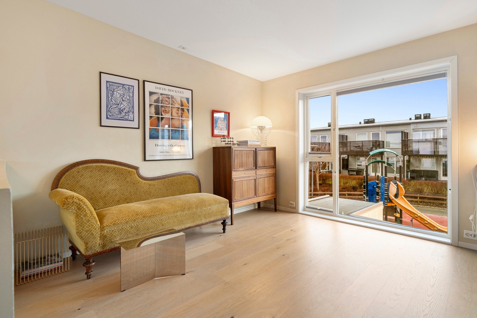 God takhøyde og store vinduer gir rommet en luftig og romslig følelse. Galleribilde