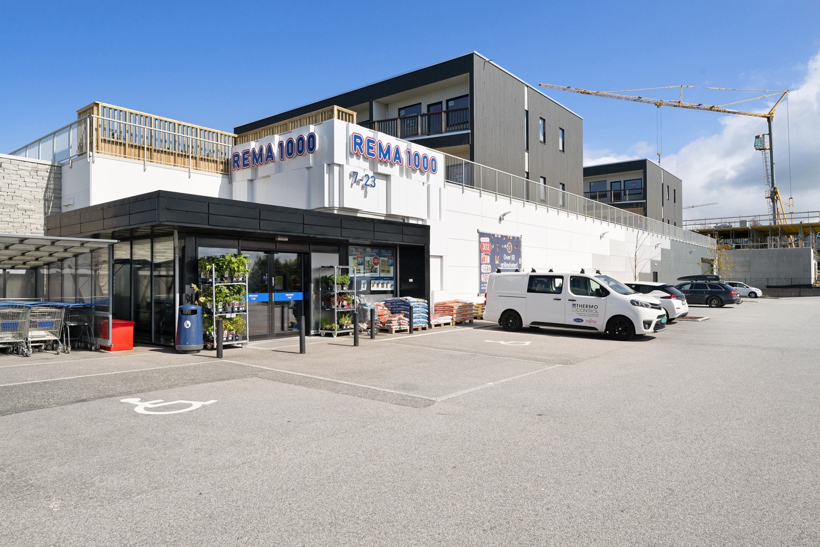 Nærmeste dagligvarebutikk er Rema 1000 Myklebust med ca 4 min. gange fra boligen. Tananger sentrum ligger innenfor en kort kjøretur med bl.a. koselige kaféer, bakeri, frisørsalonger, apotek, tannlege og legesenter, dagligvarebutikker og småbutikker. Galleribilde