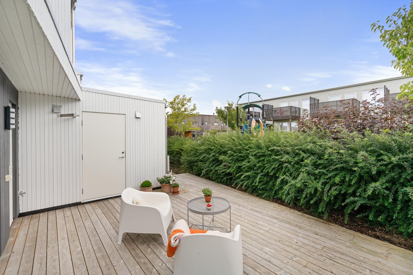 Det er utvendig bod for god oppbevaring. I tillegg er det en bod innendørs under trapp og utvendig via carport. Galleribilde