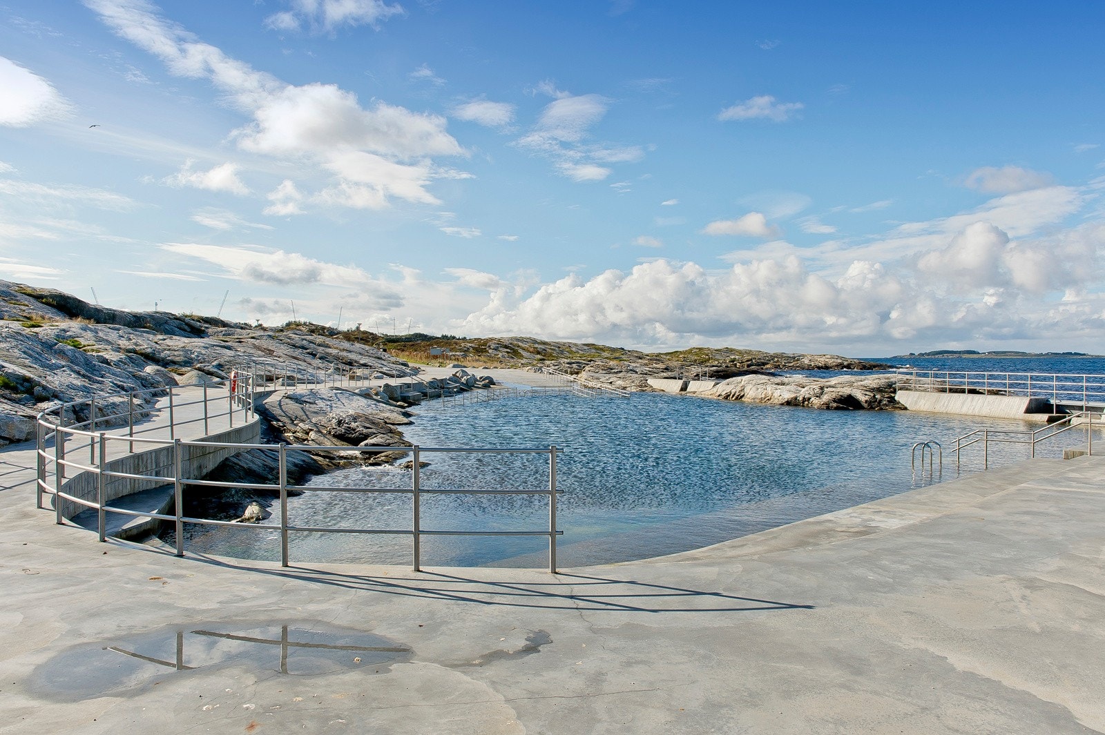 Sjøbadet på Myklebust er populært i sommermånedene for både store og små. Naturlig sjøbad med et skjermet basseng fylt med sjøvann. Galleribilde