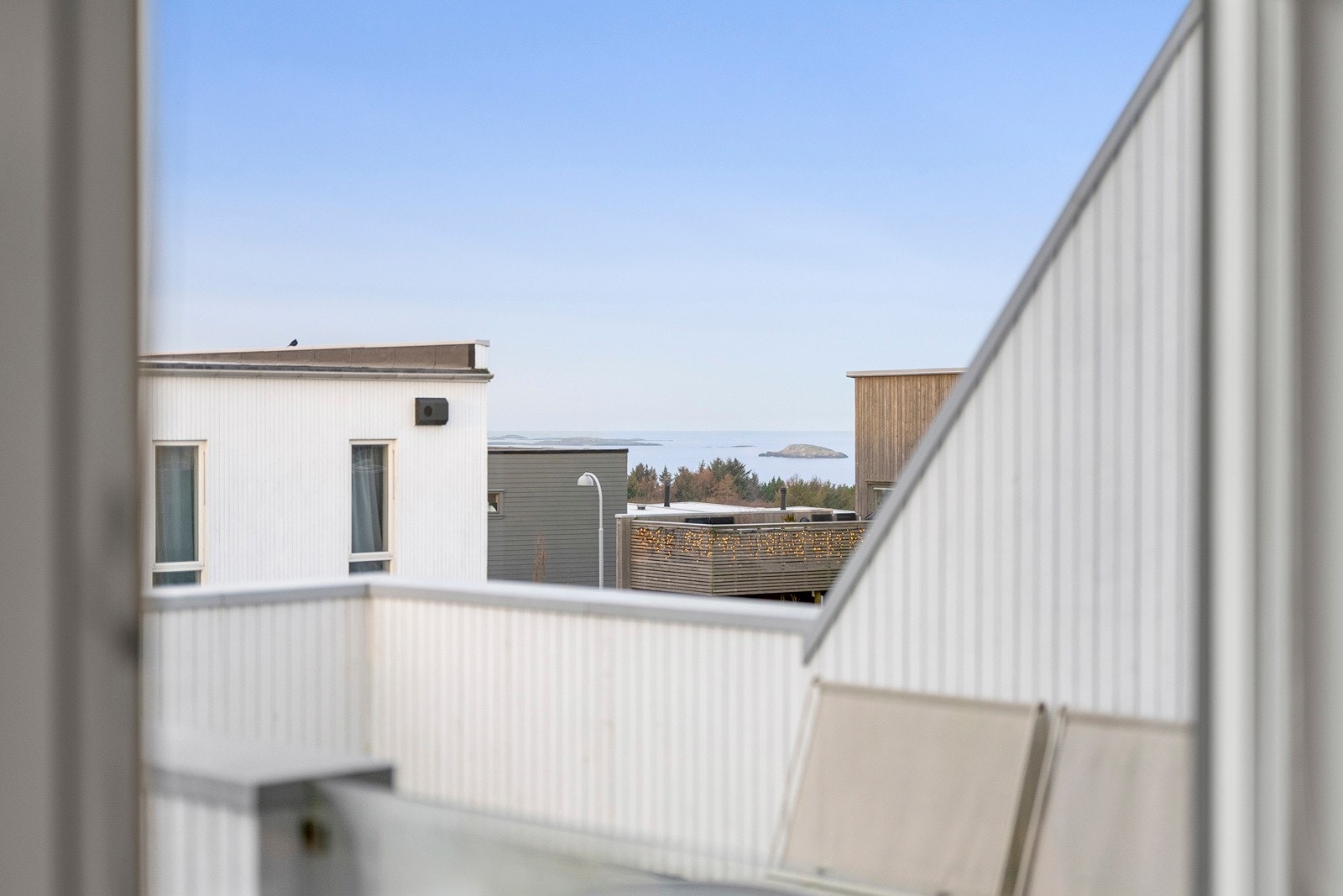 Fra kjøkkenvindu kan man glimte sjøutsikten. Galleribilde