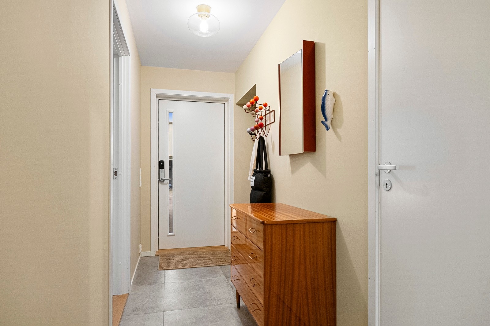 Entreen er fliselagt med varmekabler i gulv. Galleribilde