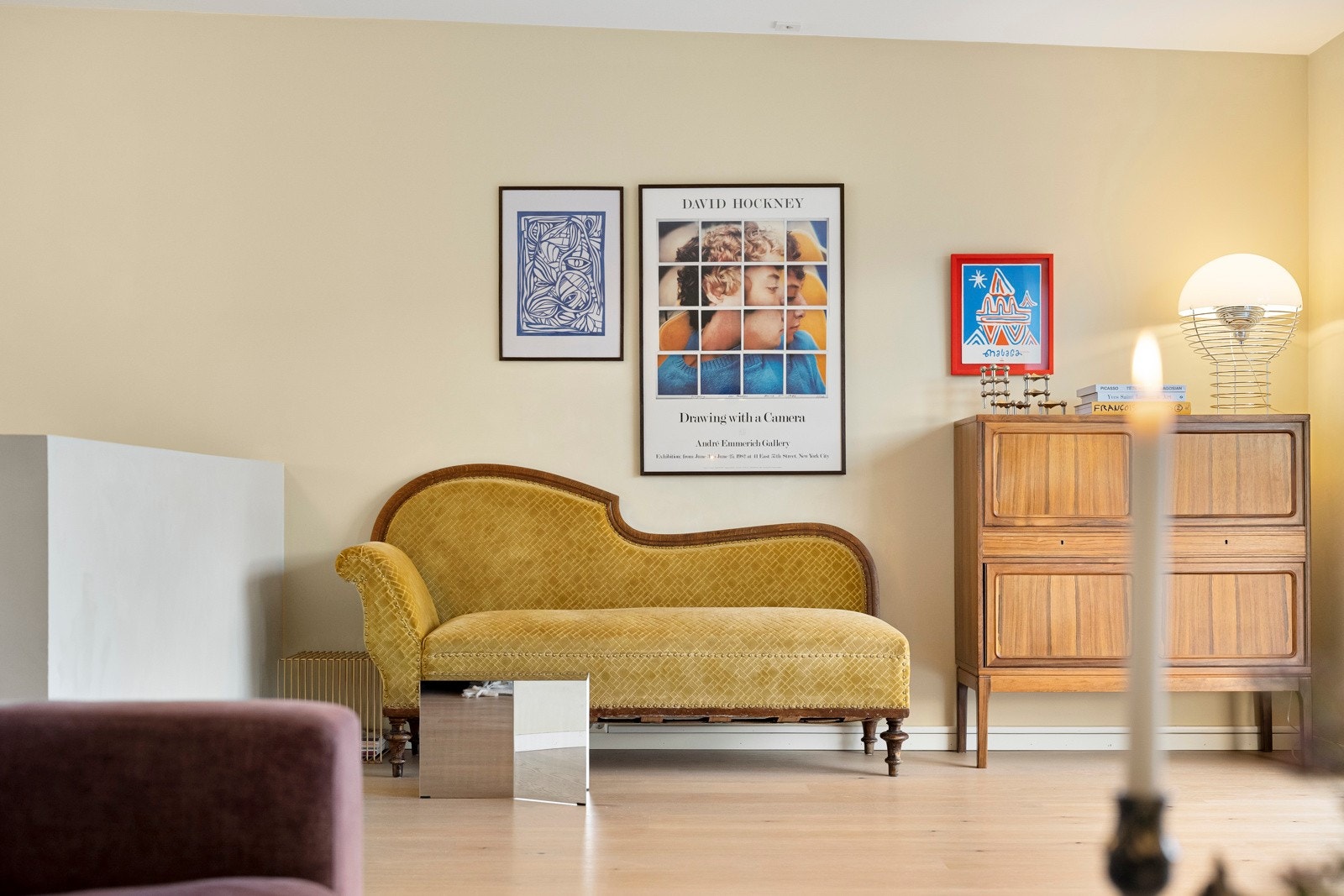 Pen enstavsparkett på gulv er gjennomgående i 2 etasje. Innvendig trapp har oppgraderte trinn med underliggende vanger. Det er listefritt tak i hele huset. Galleribilde