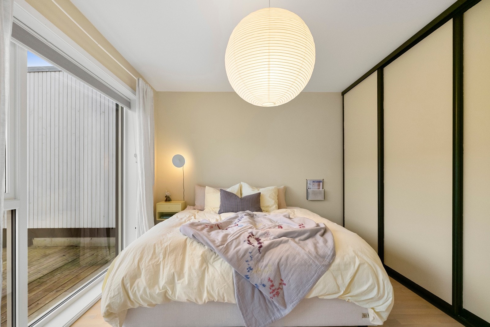 Hovedsoverom er av god størrelse med en god garderobe for oppbevaring. Galleribilde