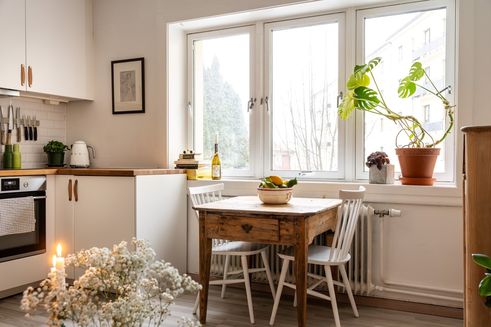 Kjøkkenet er utstyrt med laminert kjøkkeninnredning og integrert ovn og kjøleskap. Galleribilde