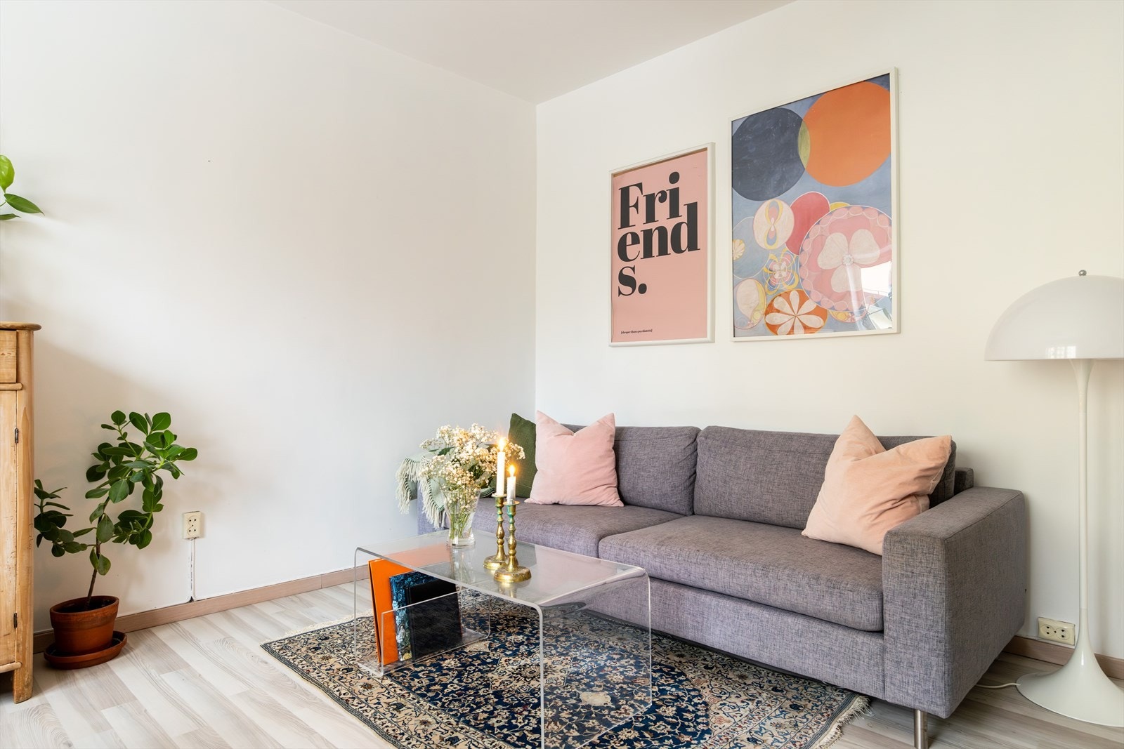 Stuen har plass til sofagruppe og spisebord. Galleribilde