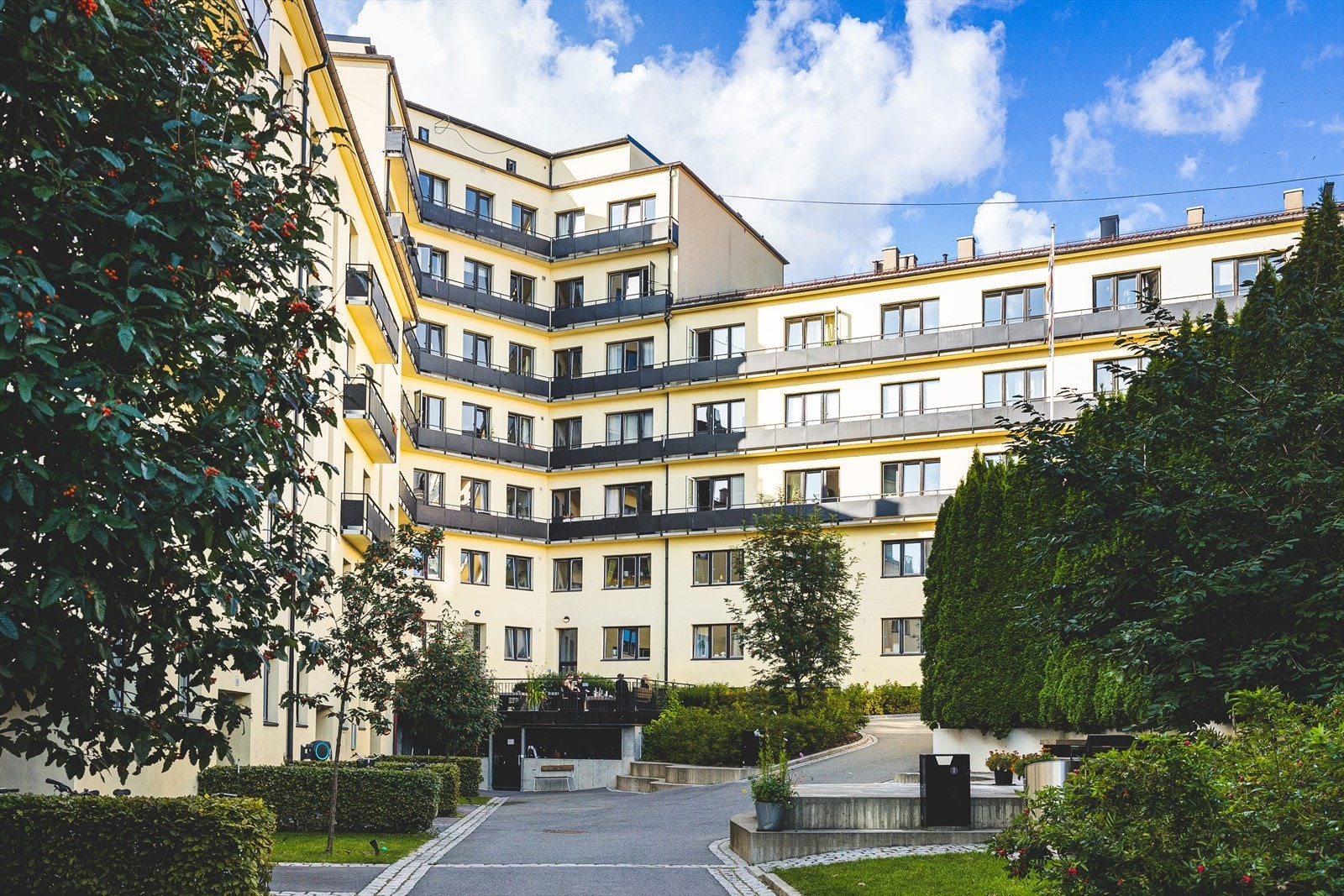 Leiligheten vender inn mot den hyggelig bakgården. Galleribilde