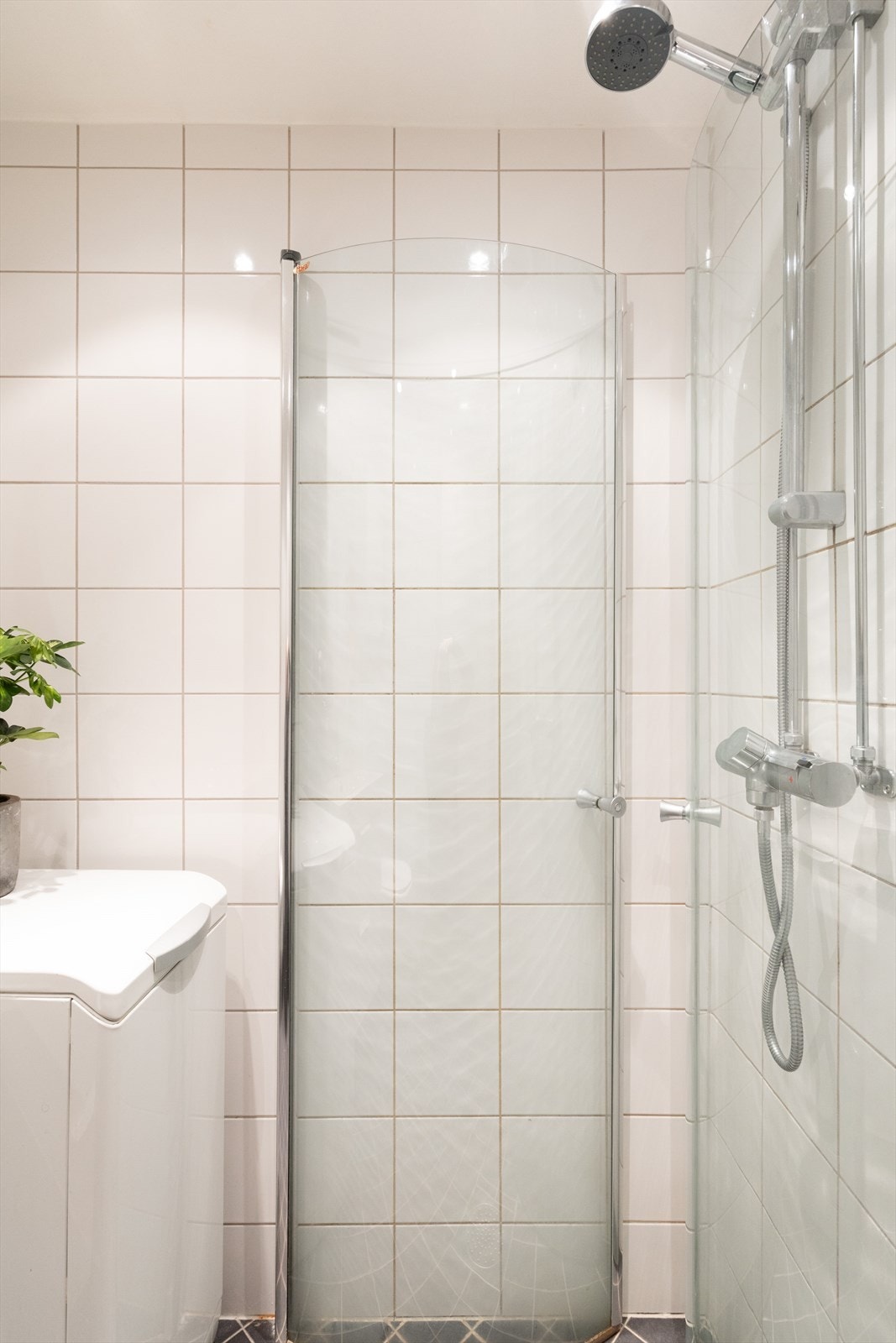 Det er varmekabler i gulv og downlights i tak. Galleribilde