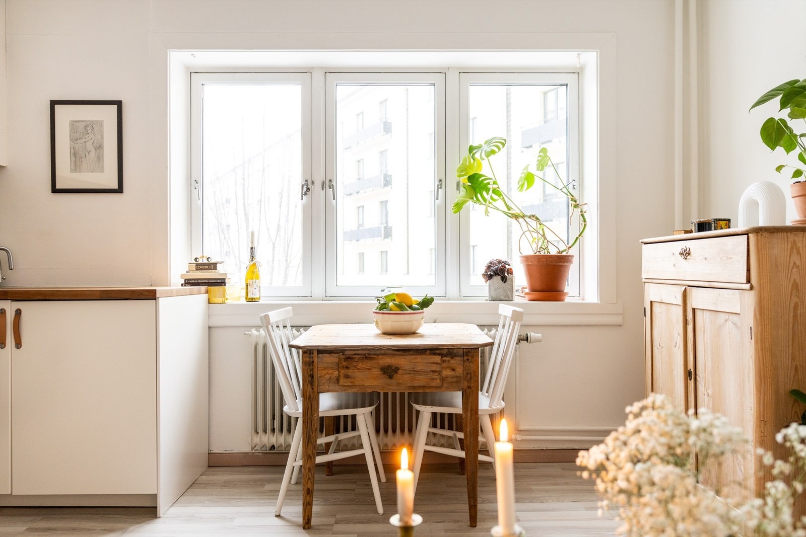 Fin plass til spisebord ved vinduet. Galleribilde