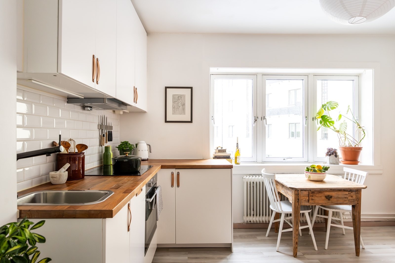 Stuen og kjøkkenet ligger i en åpen og sosial løsning. Galleribilde