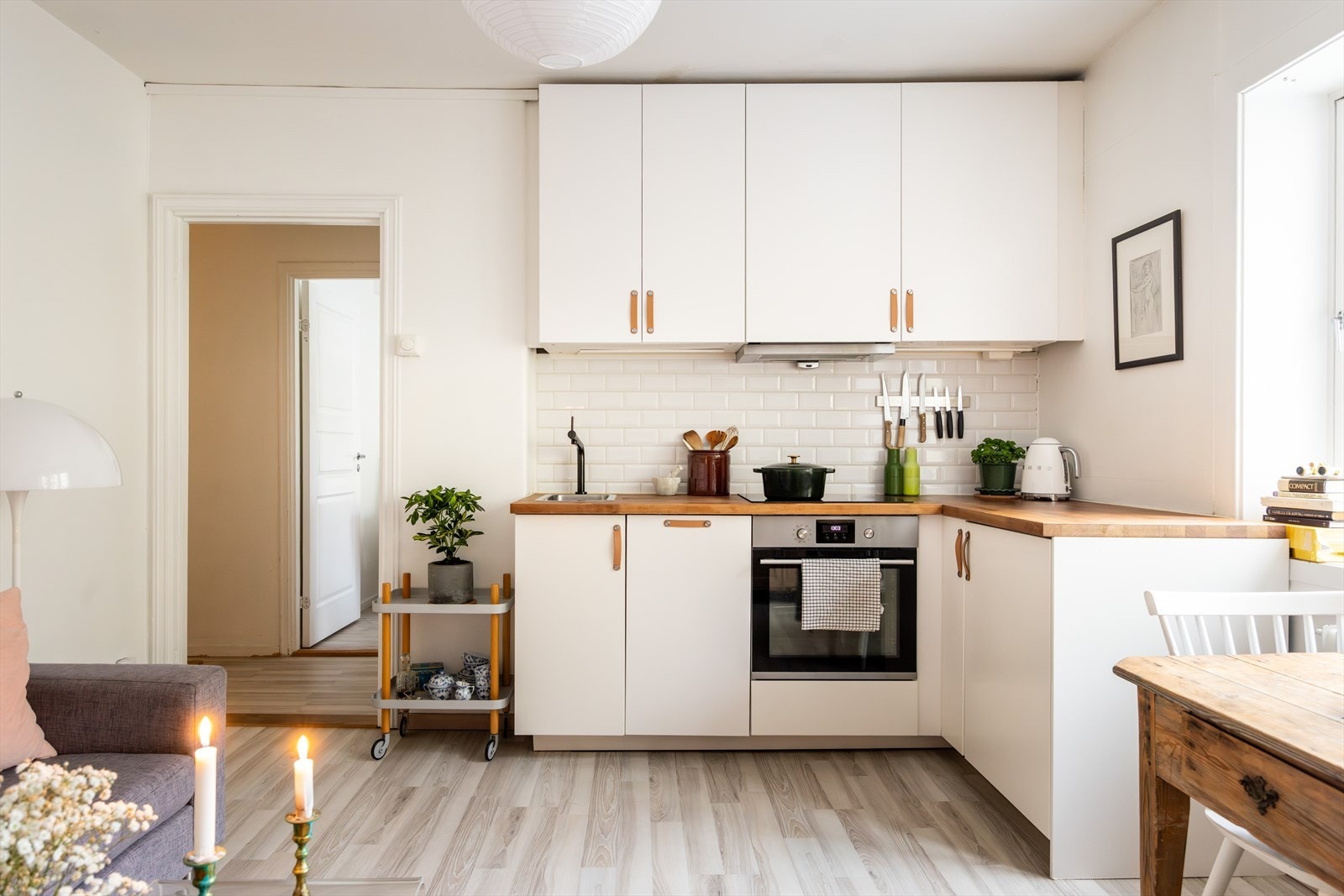 Pent og moderne kjøkken med benkeplate i tre. Galleribilde