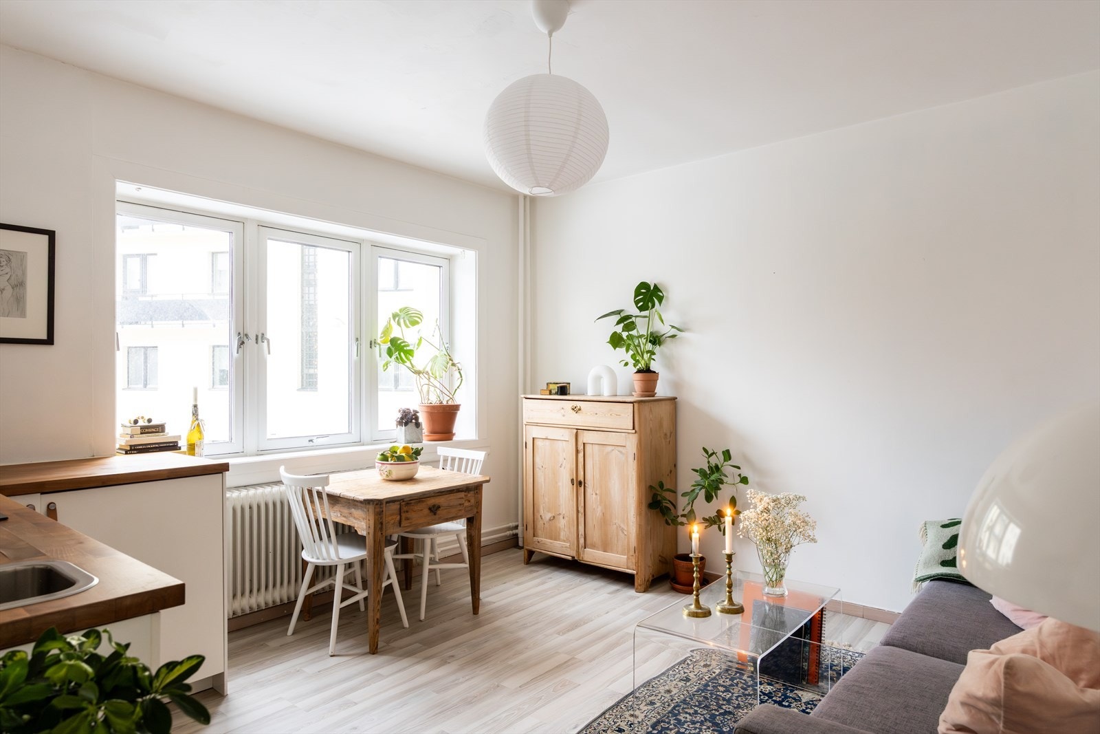 Stuen har en god planløsning med gode lysforhold. Galleribilde