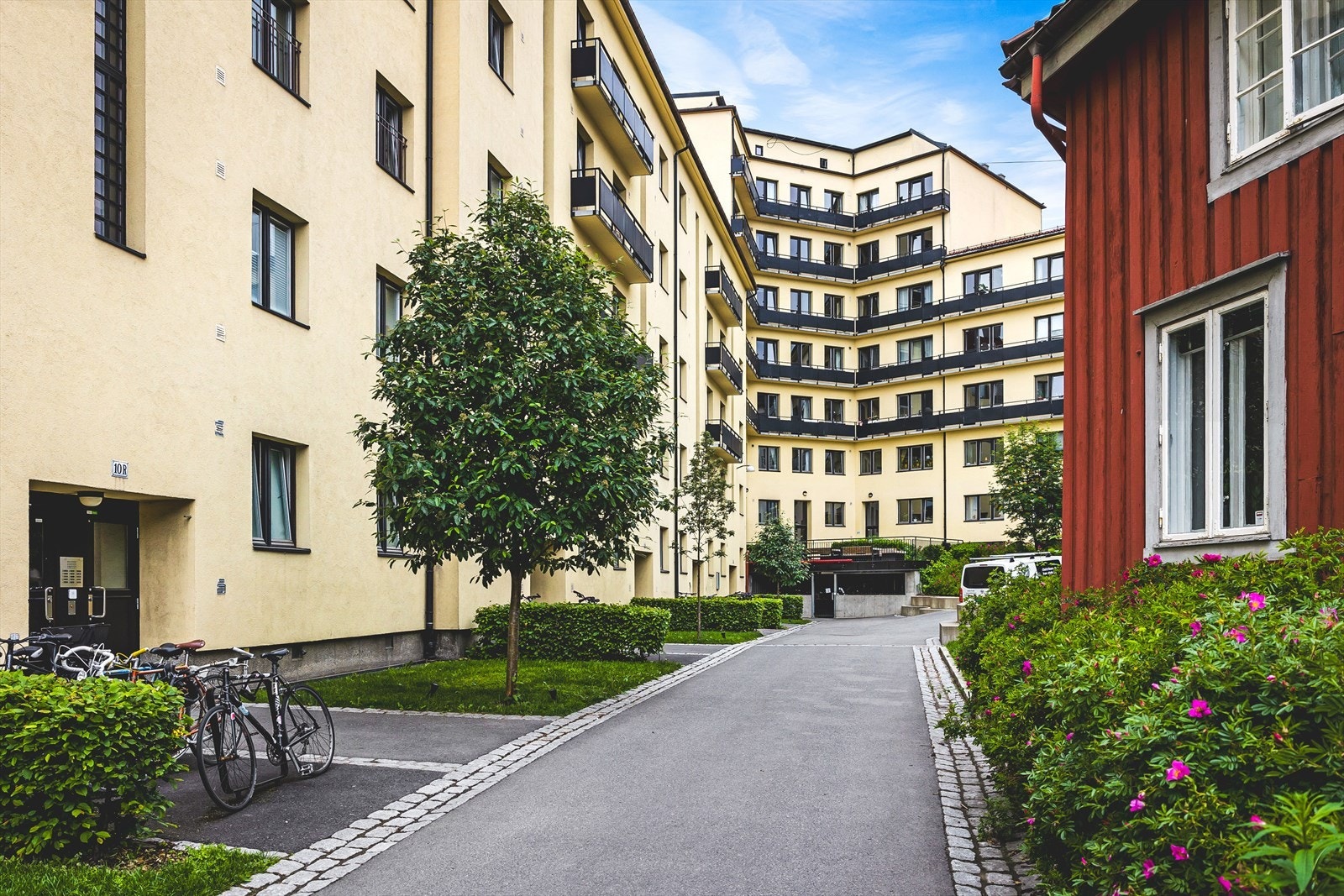 Gårdsrom med sittegrupper og beplantning, Galleribilde