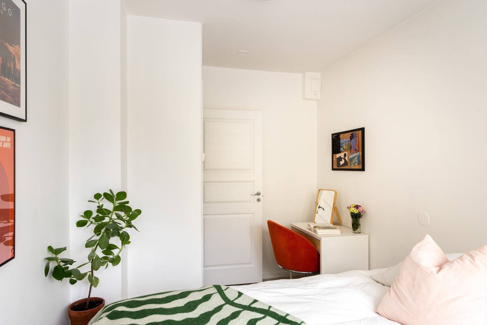 Rommet har plass til både dobbeltseng og skrivebord. Galleribilde