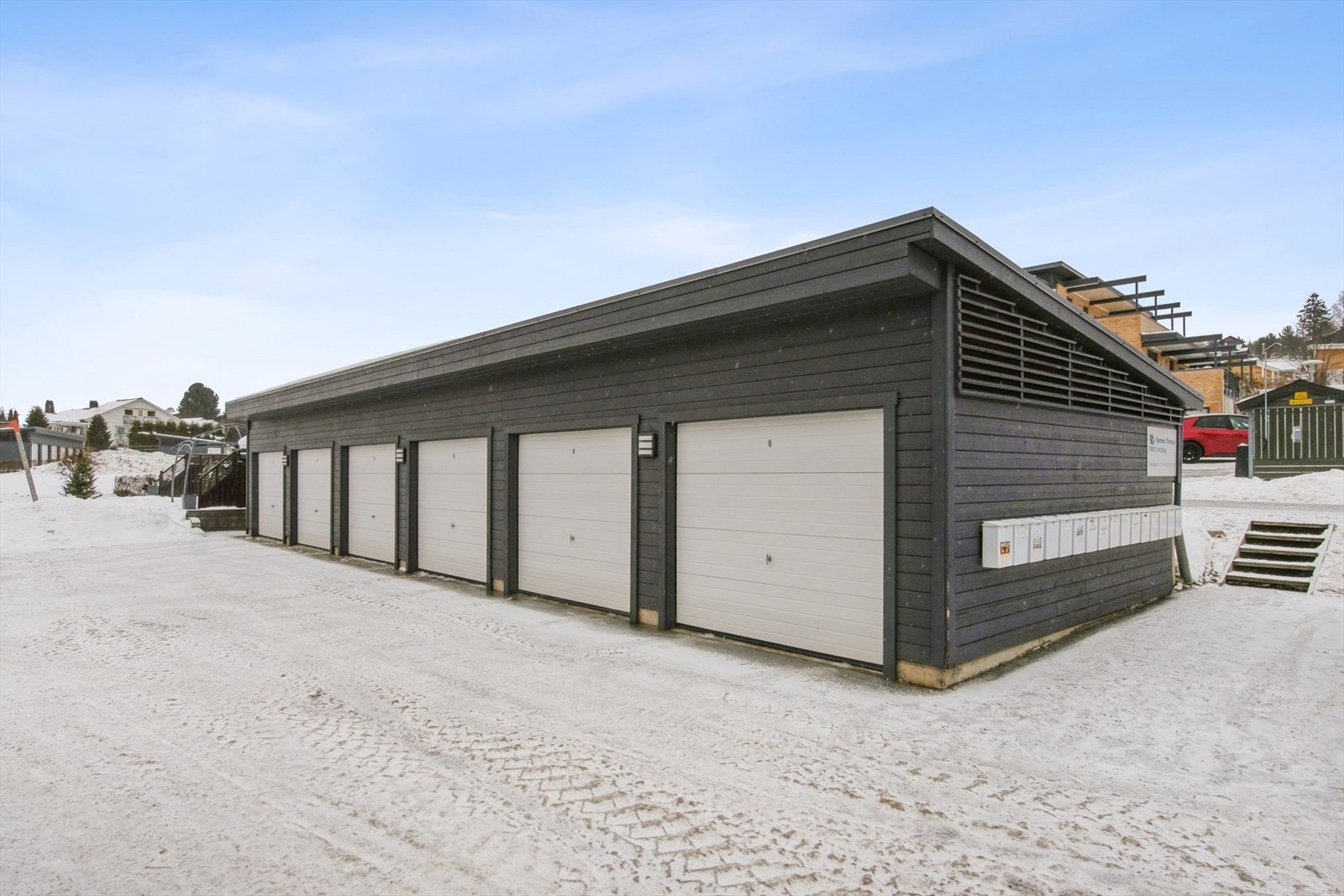 Det medfølger egen garasjeplass i felles, lukket anlegg. Galleribilde