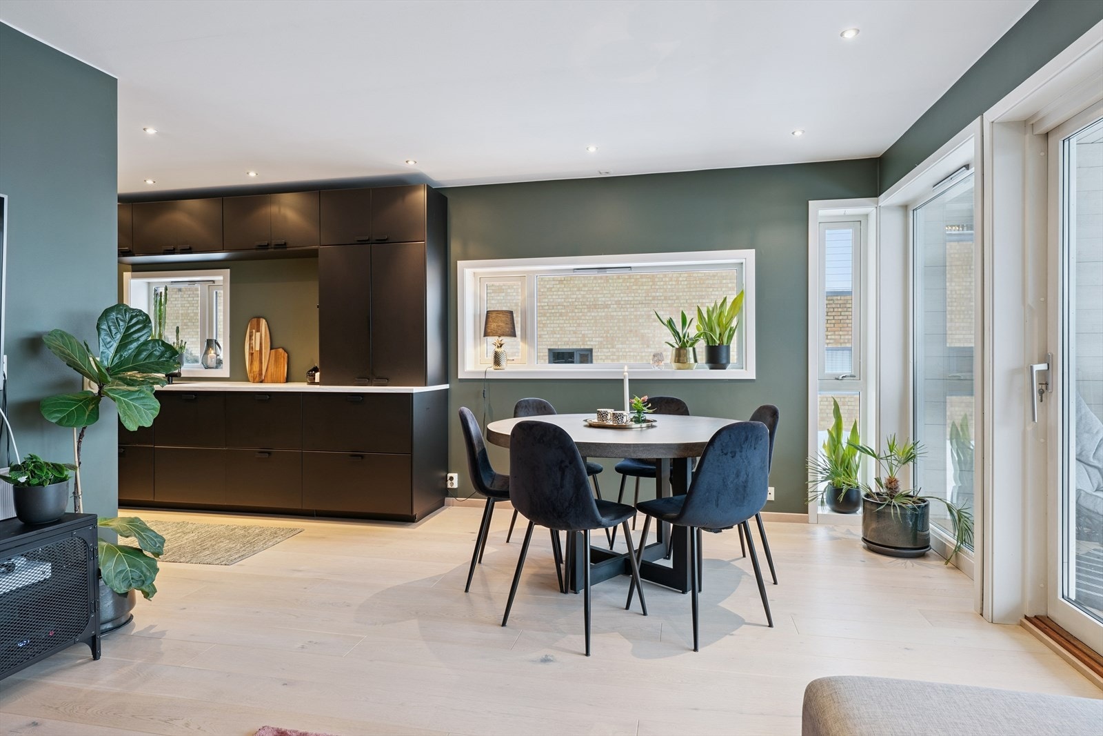 Kjøkkenet er en integrert del av oppholdsrommet, noe som skaper en sosial atmosfære. Galleribilde