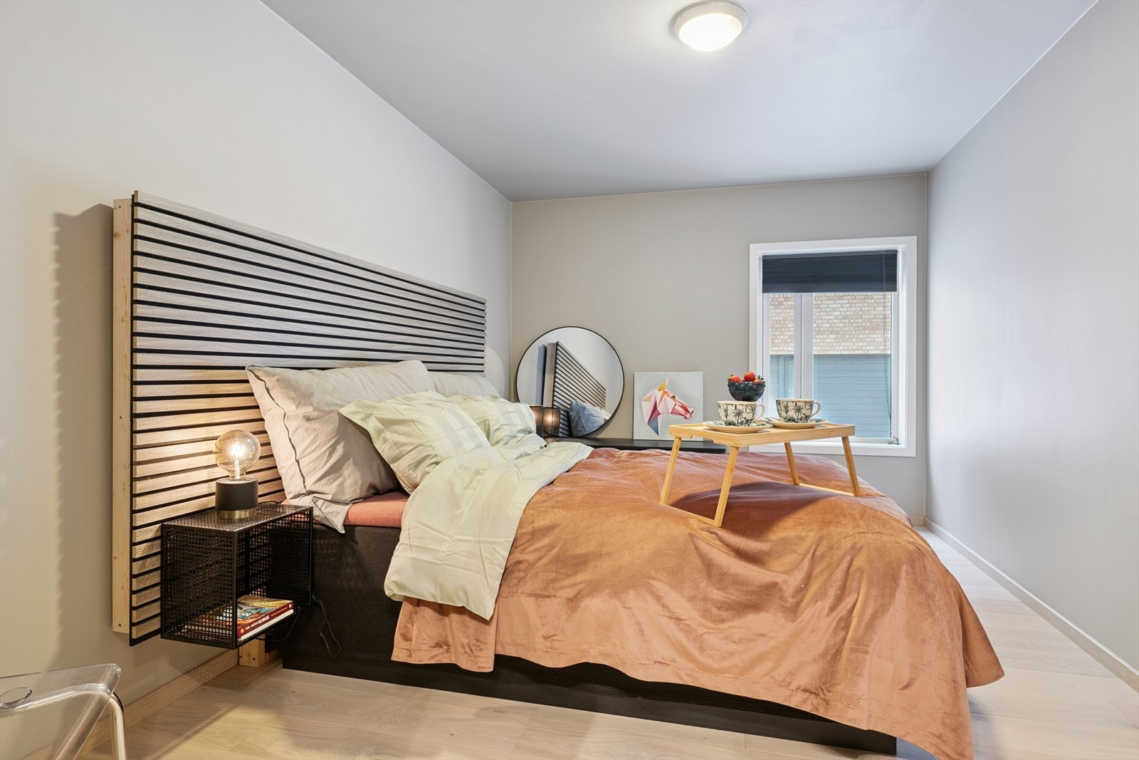 Hovedsoverommet er romslig, med plass til dobbeltseng og nattbord. Veggflatene ble malt i 2025. Galleribilde