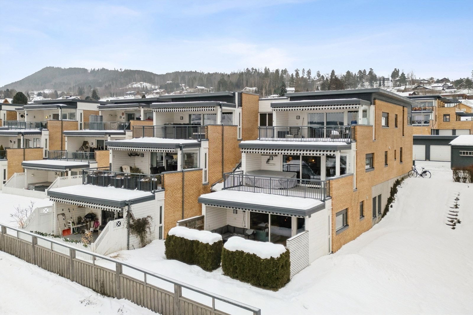 Leiligheten har fin beliggenhet på bakkeplan, med stor og solrik uteplass! Galleribilde