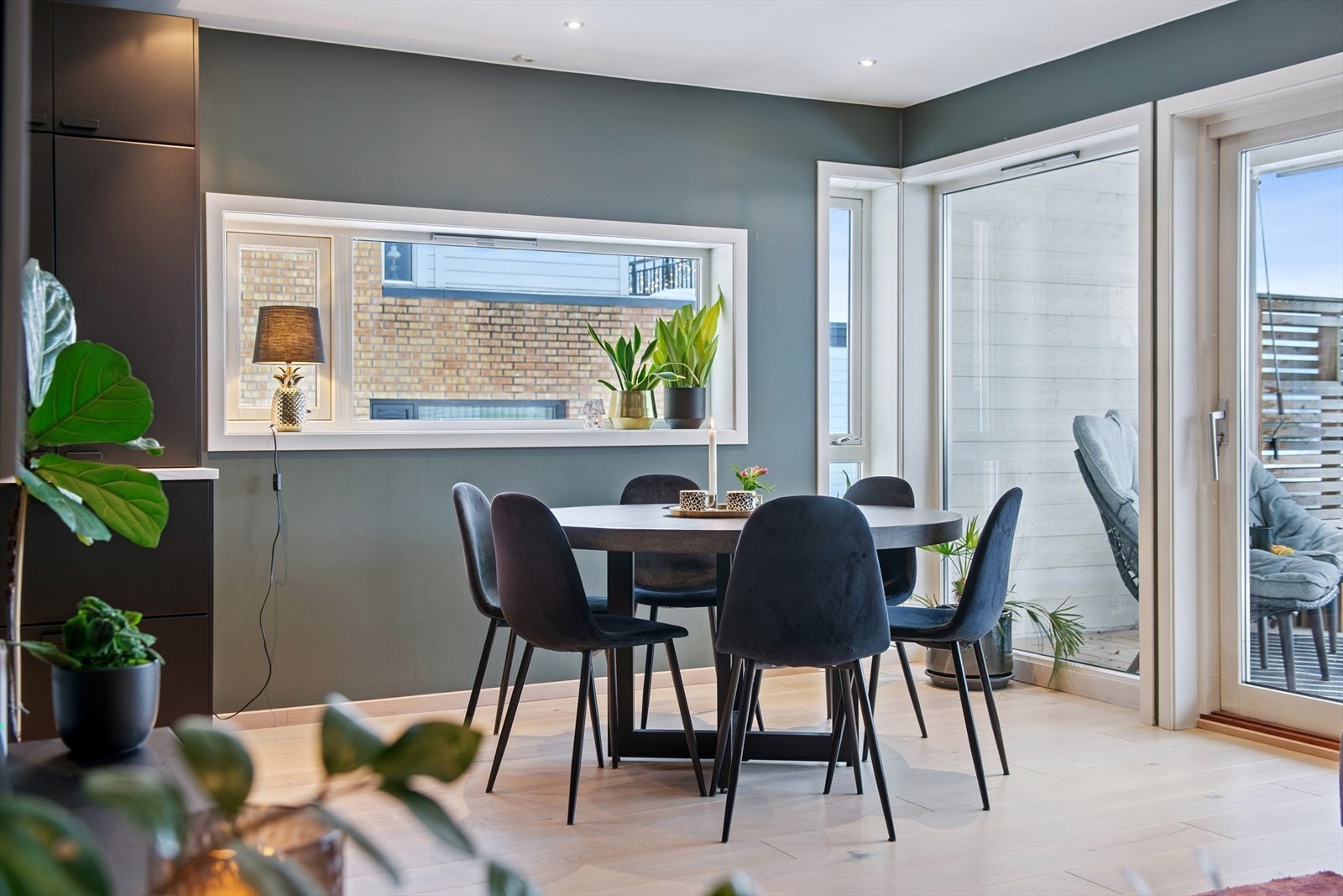 Spisestuen har en fin plassering mellom kjøkkenet og stuen, med plass til hyggelige måltider. Galleribilde