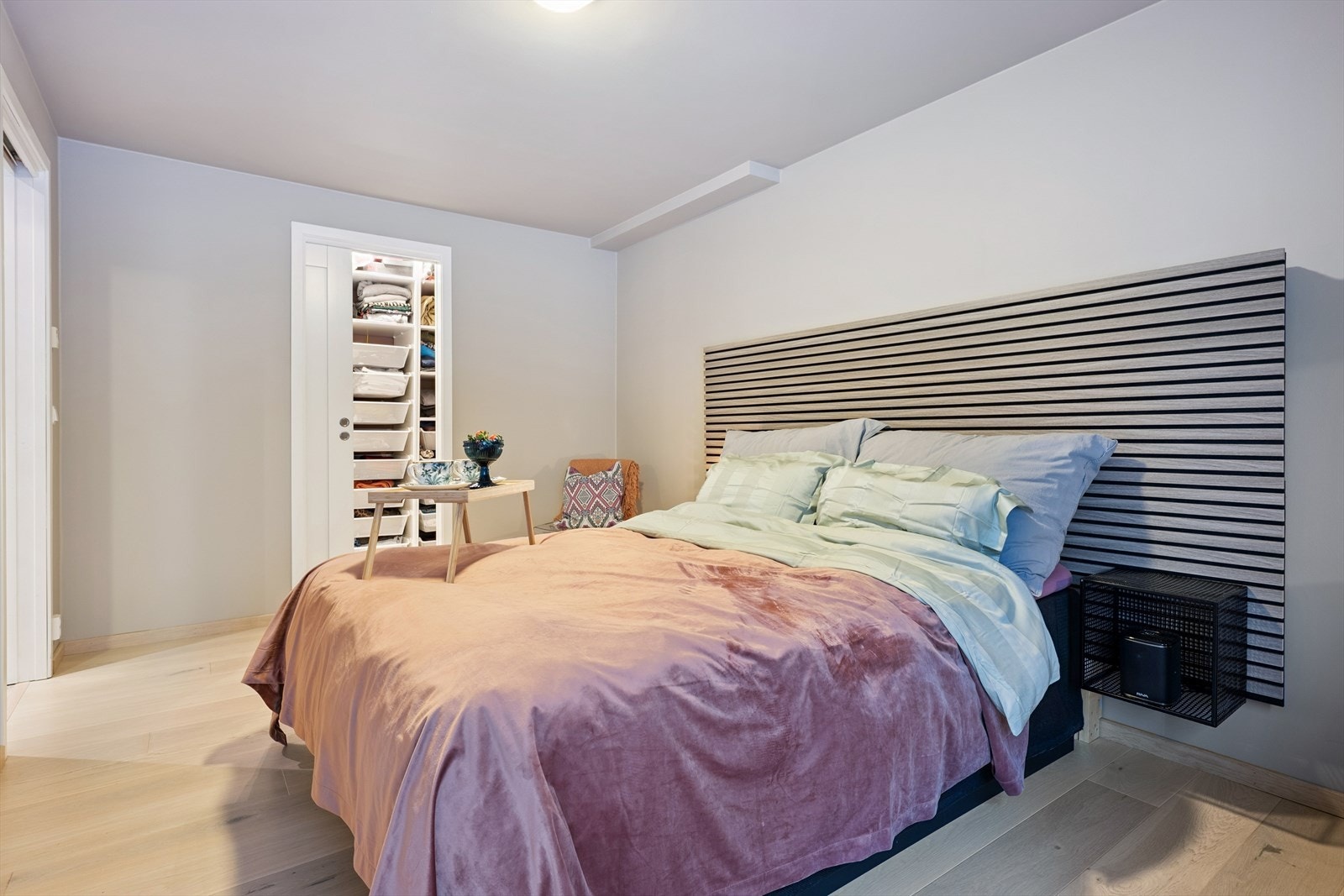 Fra soverommet er det tilgang til en praktisk walk-in-garderobe for effektiv oppbevaring. Galleribilde