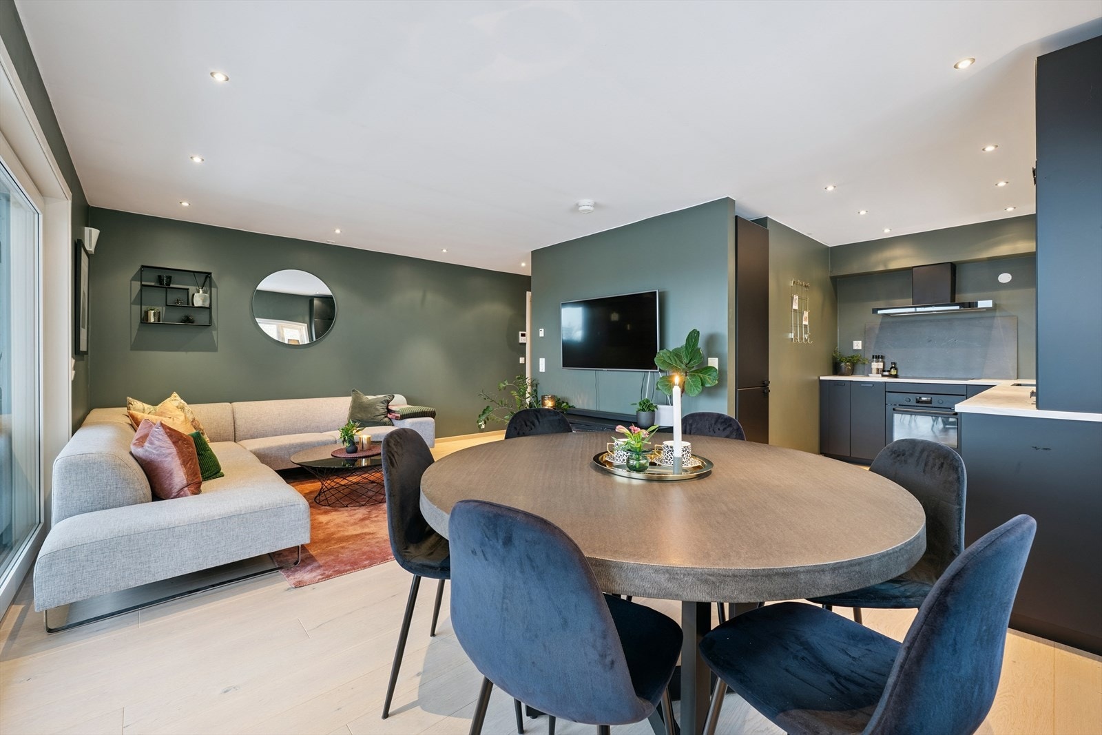 En gjennomgående god standard og arealeffektiv planløsning kjennetegner denne leiligheten. Galleribilde