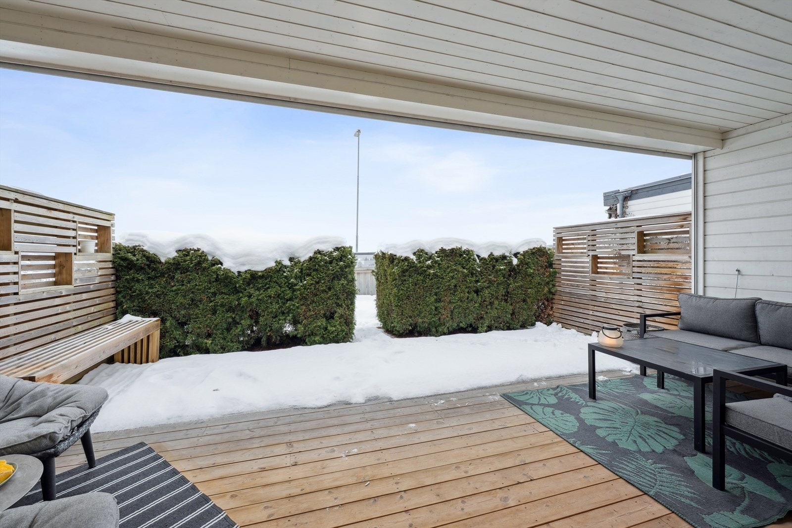 Den skjermede, sørvestvendte uteplassen ligger på bakkeplan med direkte utgang fra stuen. Galleribilde