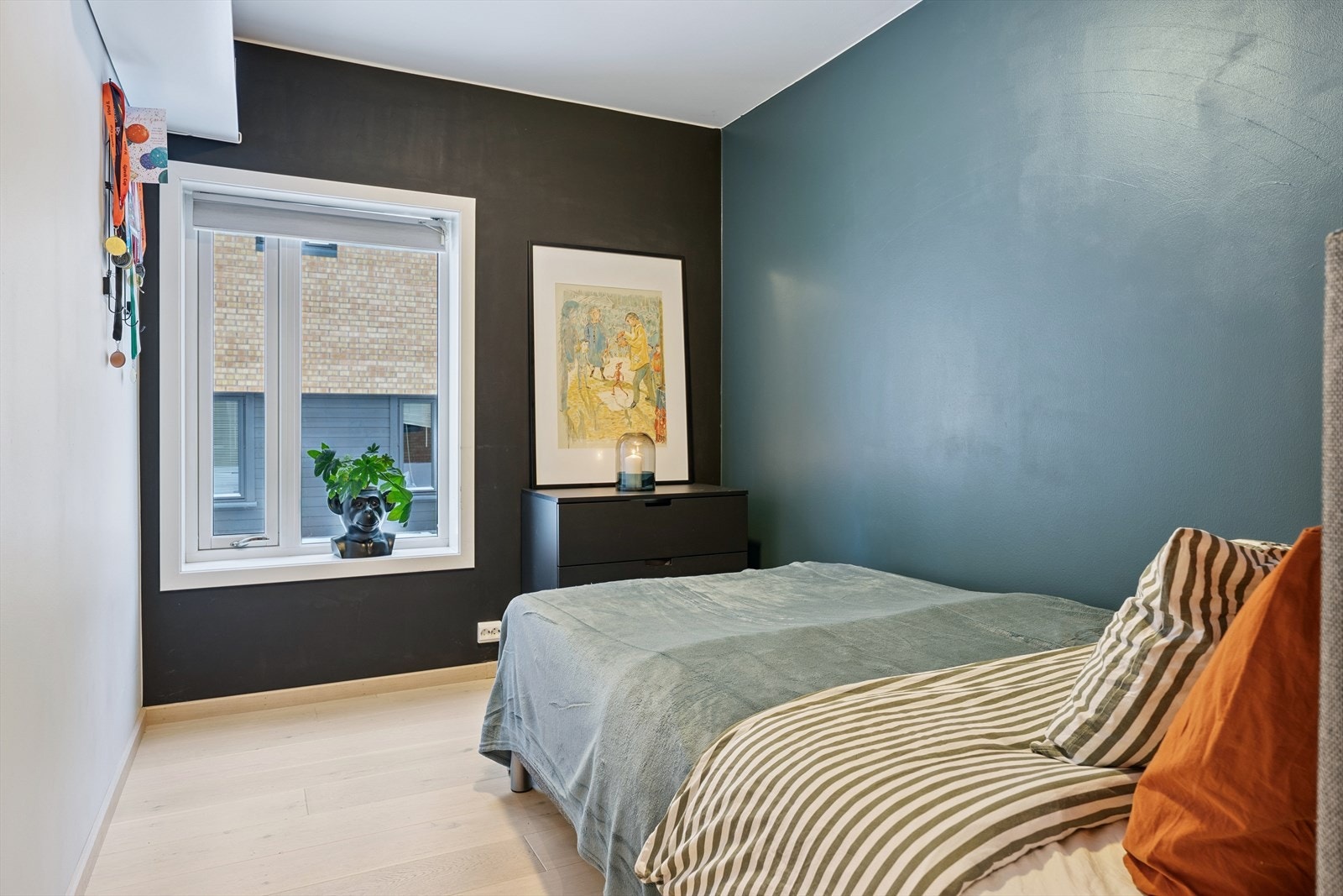 Leilighetens andre soverom egner seg godt som barnerom, gjesterom eller kontor. Veggflatene ble malt i 2025. Galleribilde