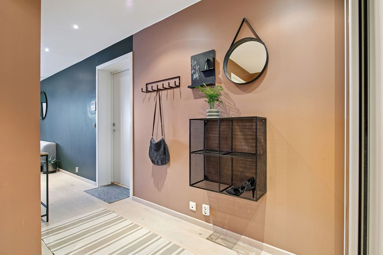 Gjennomgående lyse tregulv og moderne fargevalg gir et helhetlig inntrykk. Galleribilde