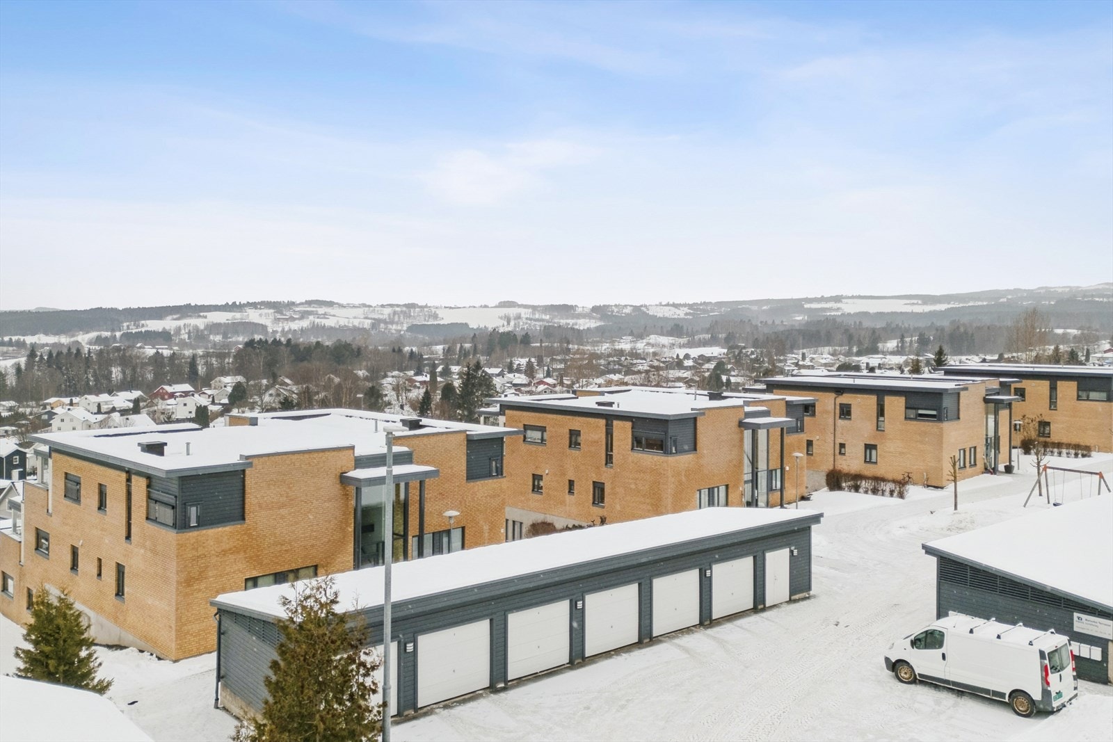 Her bor man i et attraktivt og veletablert nabolag, med nærhet til flere skoler og barnehager. Galleribilde