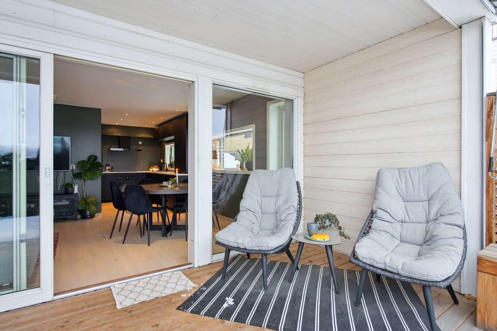 Uteplassen er delvis overbygget, noe som gir ly for vær og vind. Galleribilde