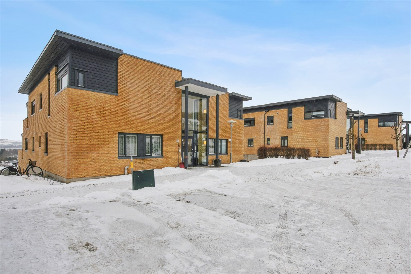 Populært borettslag med moderne bygning i teglsteinsfasade og felles inngangsparti. Galleribilde