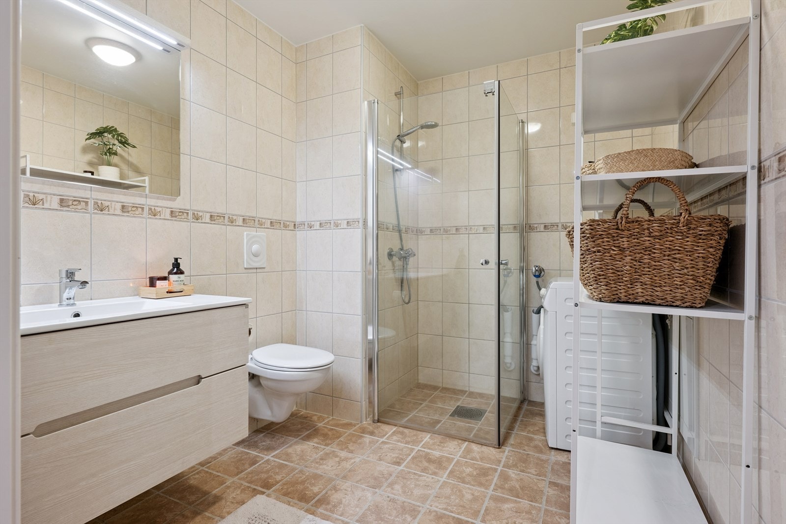 Her er det også praktisk opplegg for vaskemaskin og plass til tørketrommel. Galleribilde