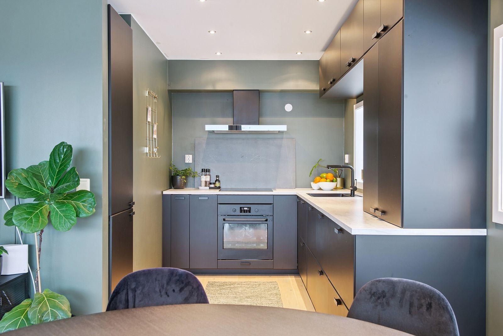 Kjøkkenet er praktisk utformet med integrert stekeovn og platetopp. Galleribilde