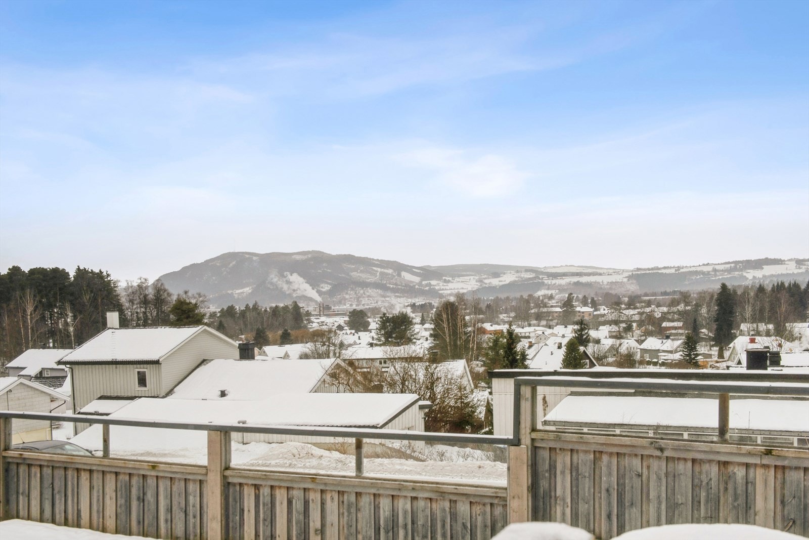 Flott utsikt over foranliggende områder og gløtt til Mjøsa! Galleribilde