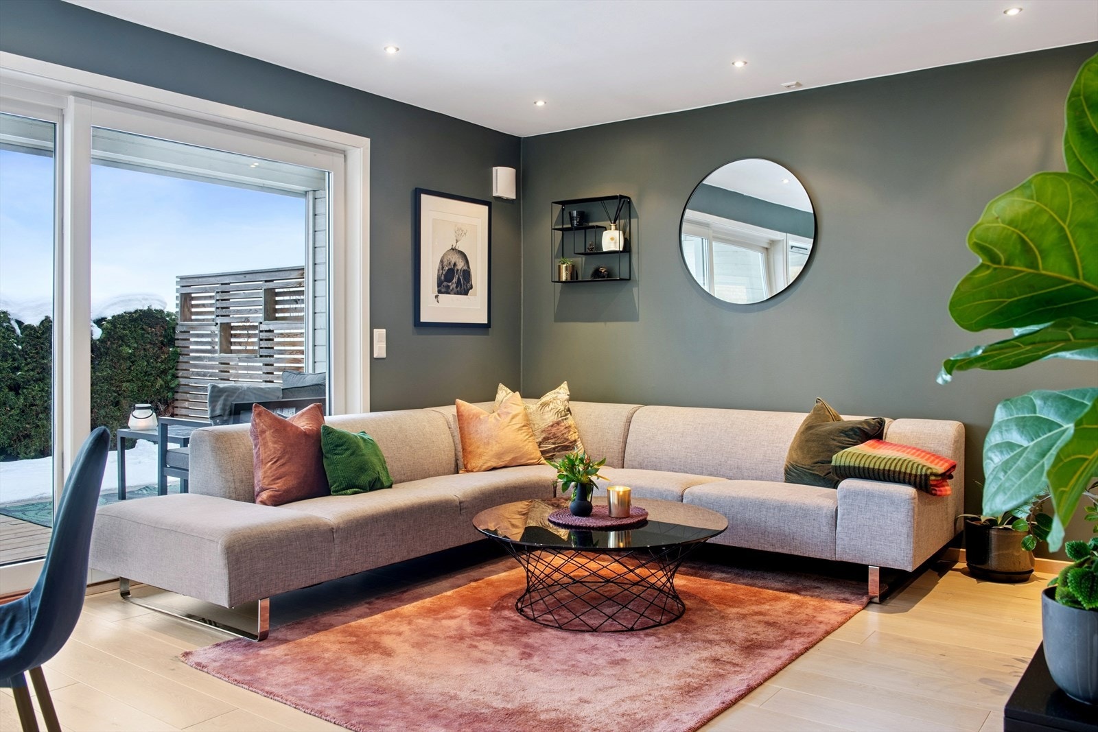 Stuen er et lyst og sosialt rom med god plass til en romslig sofagruppe. Galleribilde