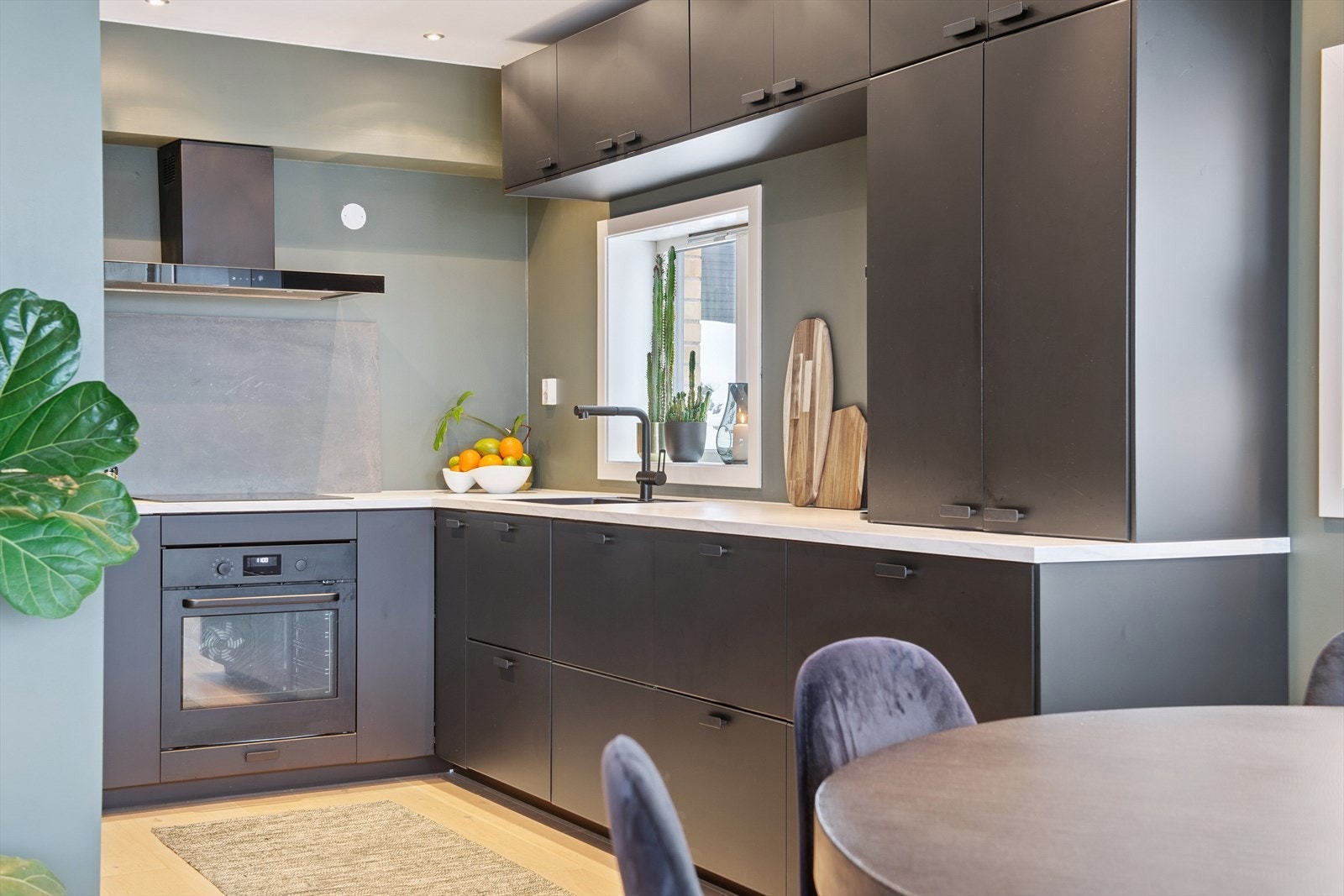 God benkeplass og moderne løsninger gjør dette til en funksjonell arbeidsstasjon. Galleribilde