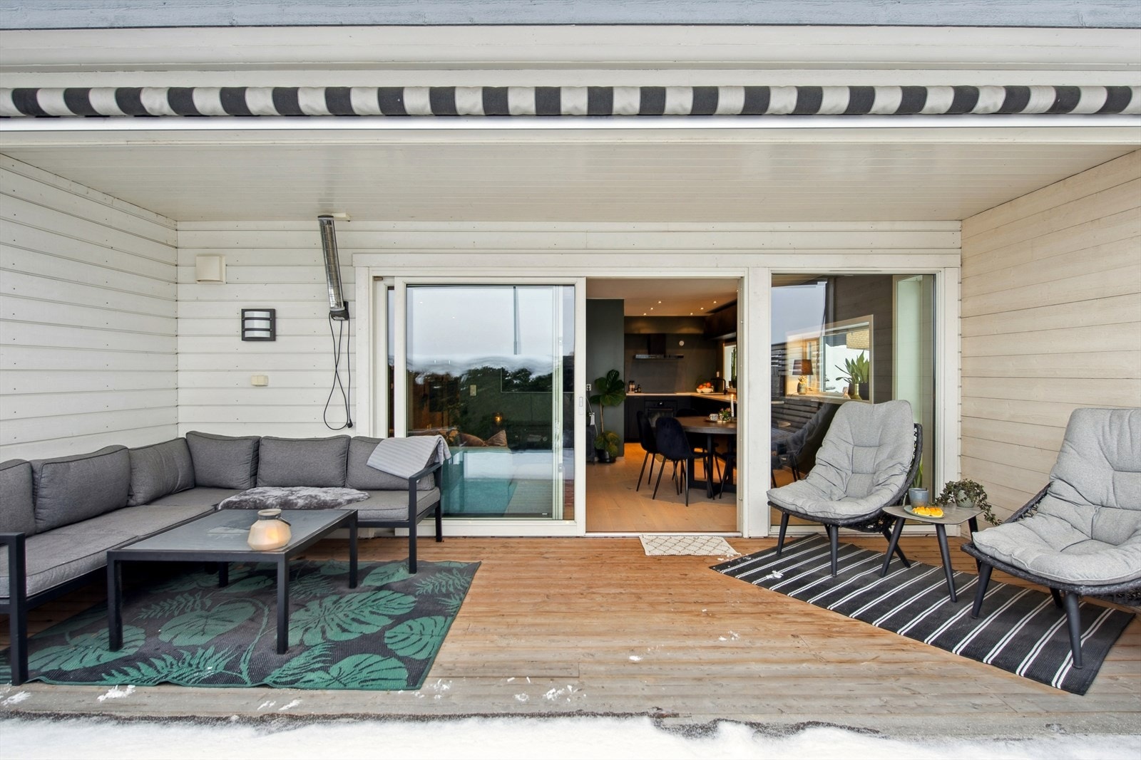 Den solrike markterrassen er romslig og gir en fin forlengelse av stuen. Galleribilde