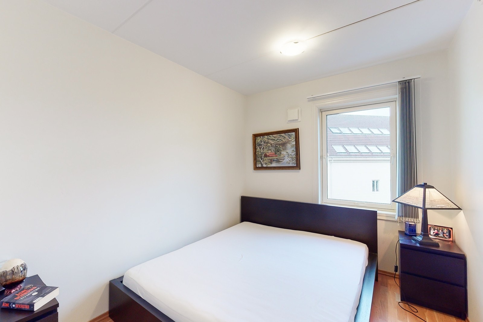 Soverom 2 - god plass til dobbeltseng (møbler medfølger ikke) Galleribilde