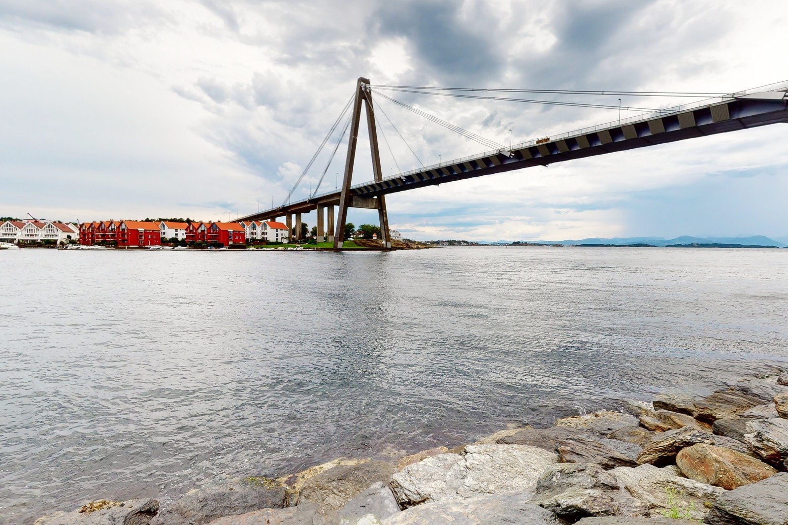 Boligen ligger like ved vannet med utsikt mot byøyene Galleribilde