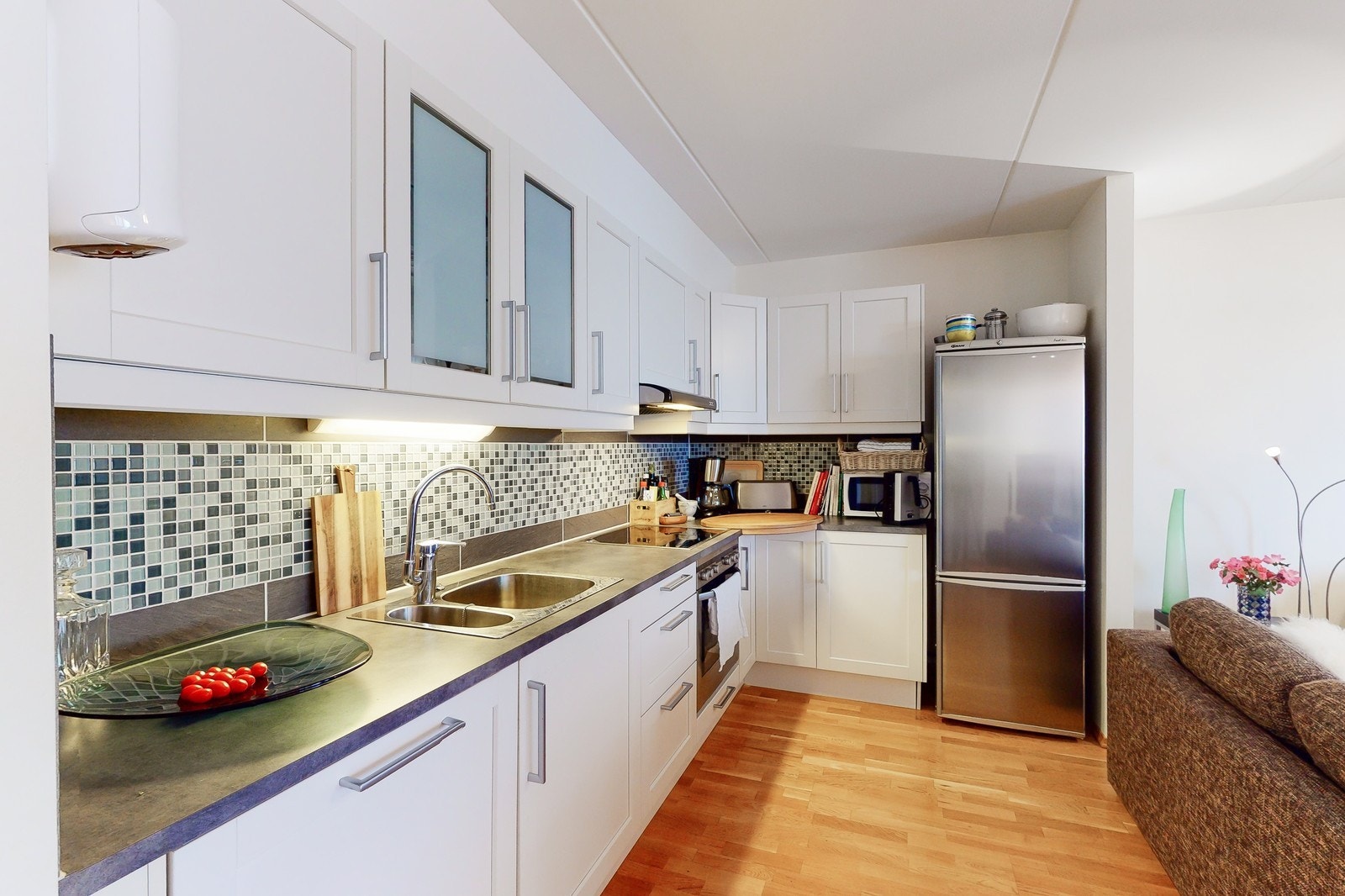 Kjøkken med godt med oppbevaringsplass Galleribilde