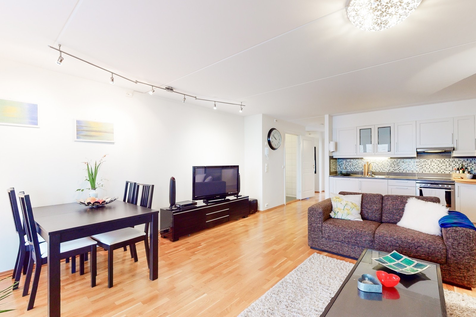 Åpen løsning mellom stue/spisestue og kjøkken Galleribilde