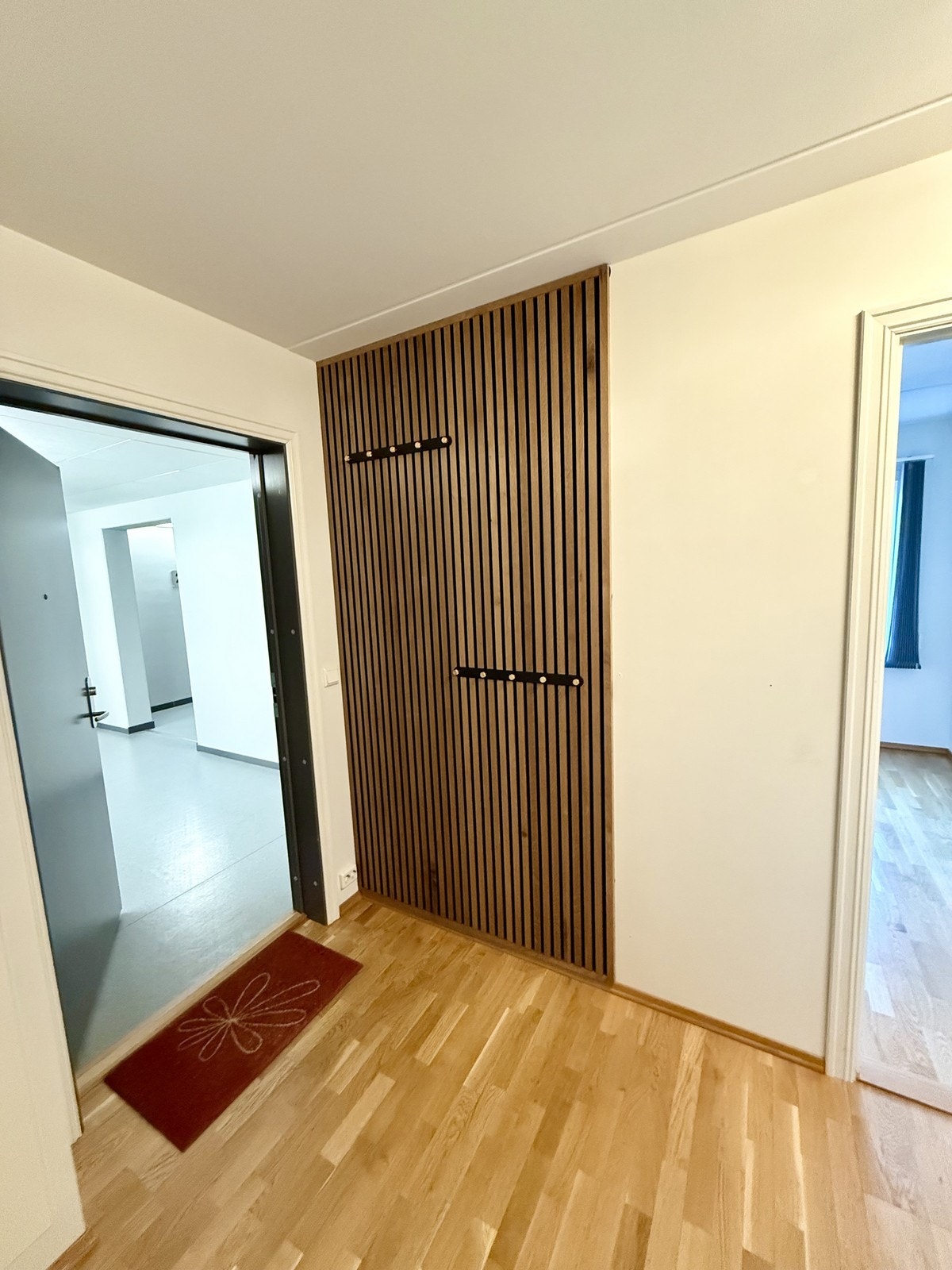 Entren er utstyrt med knagger og spilevegg Galleribilde