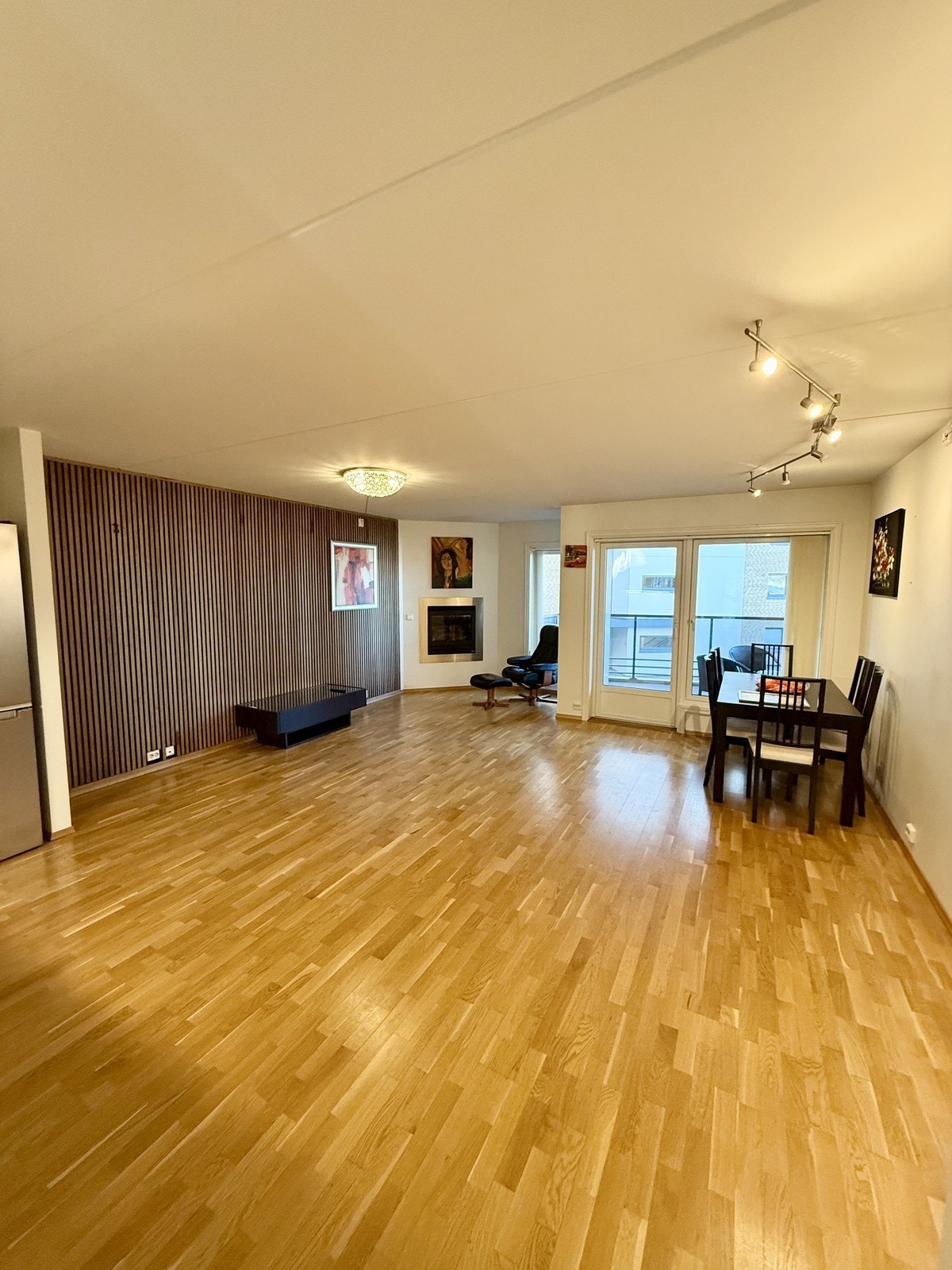 Leiligheten er nå utstyrt med spilevegg og noen møbler. Galleribilde