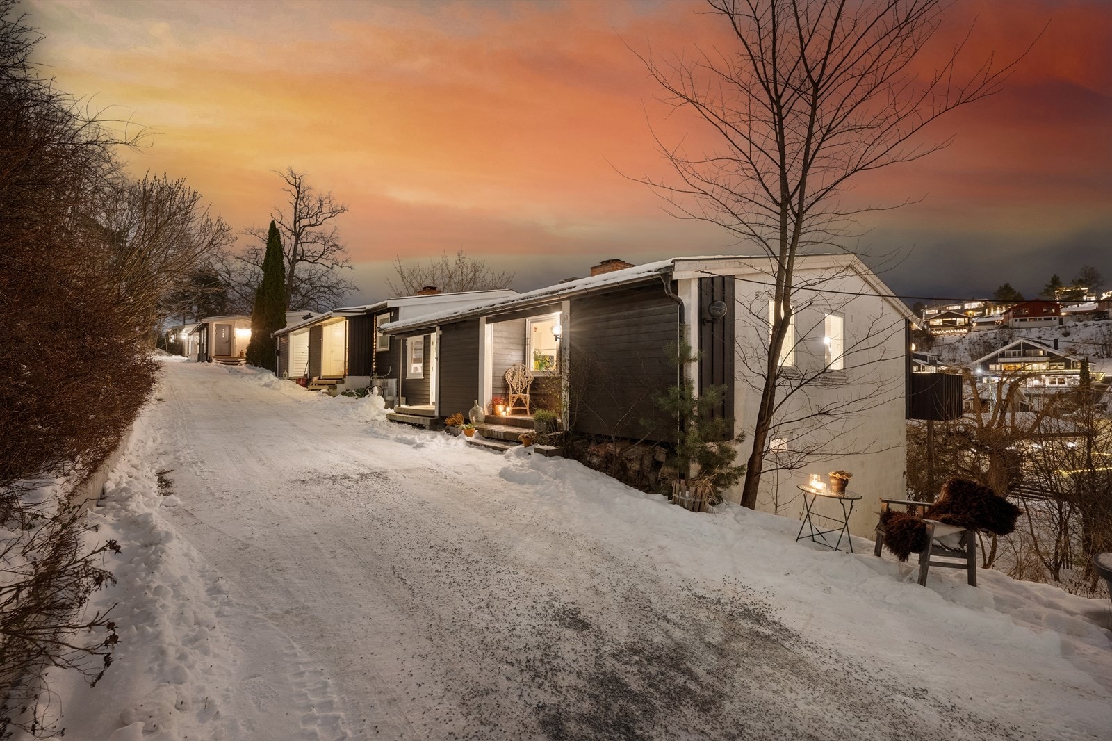 Yttervegger er kledd med stående og liggende trepanel. Galleribilde