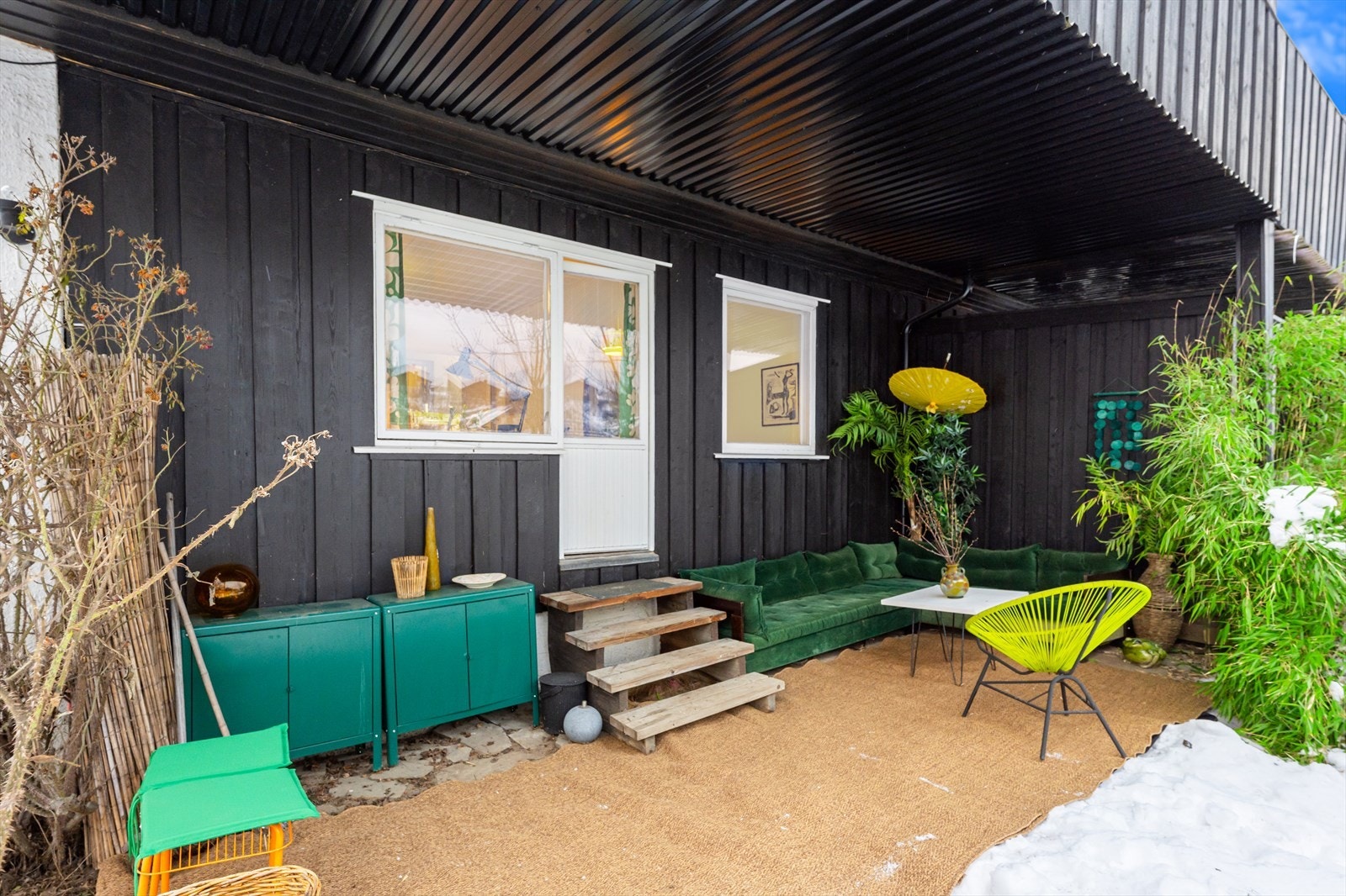 Fra soverommene kommer du ut til en overbygd uteplass og hagen. Galleribilde