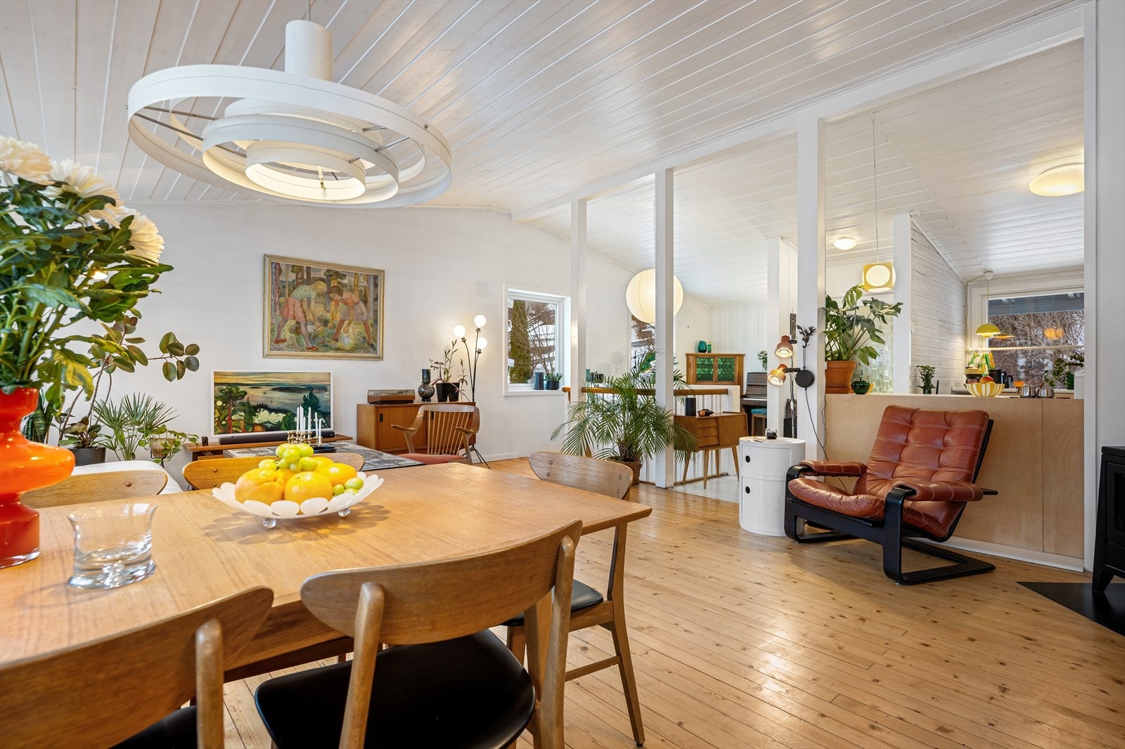 Den åpne planløsningen skaper en god flyt mellom boligens sosiale soner. Galleribilde