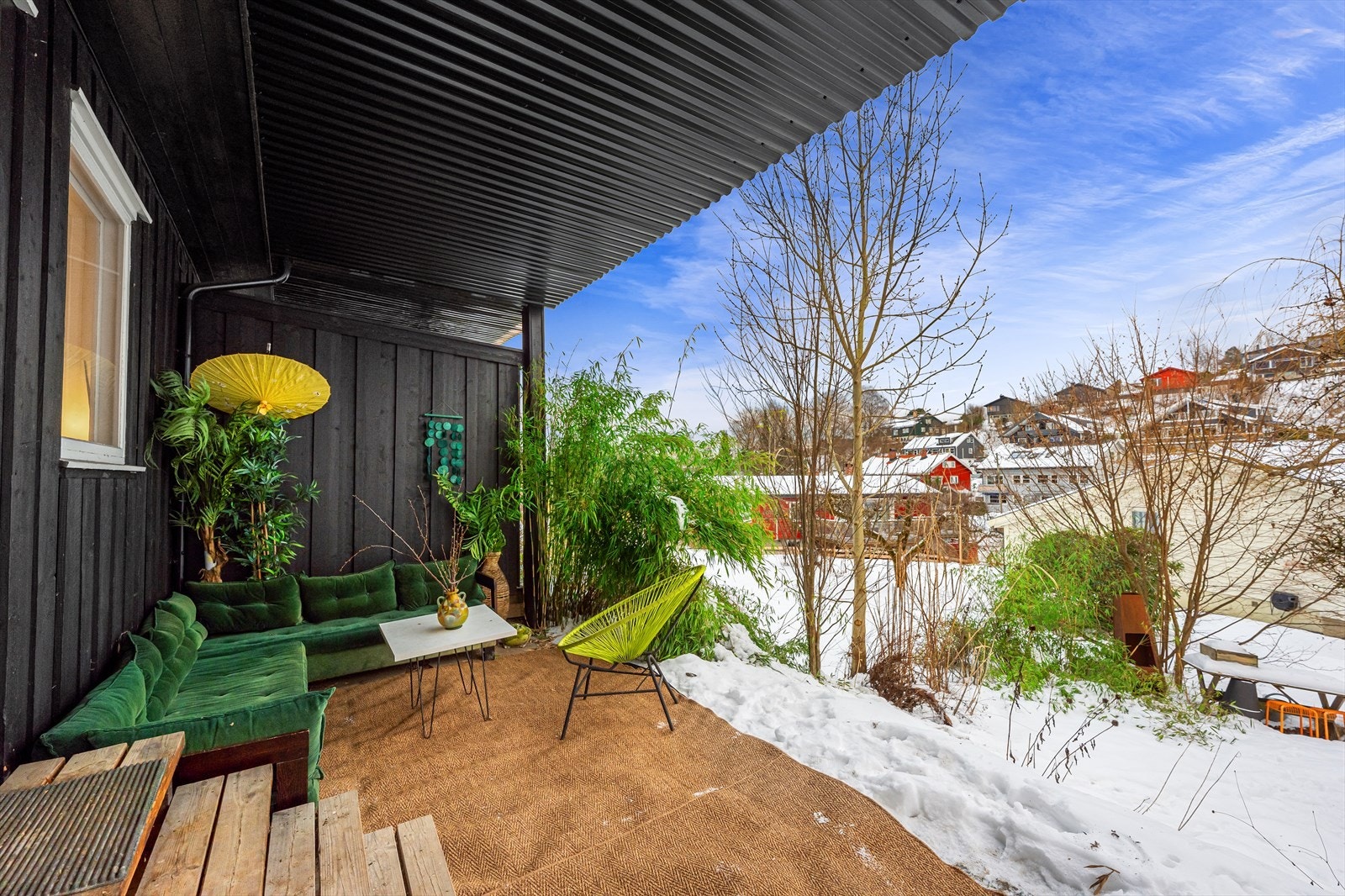 Uteplassen gir en skjermet sone med plass for en loungegruppe. Galleribilde